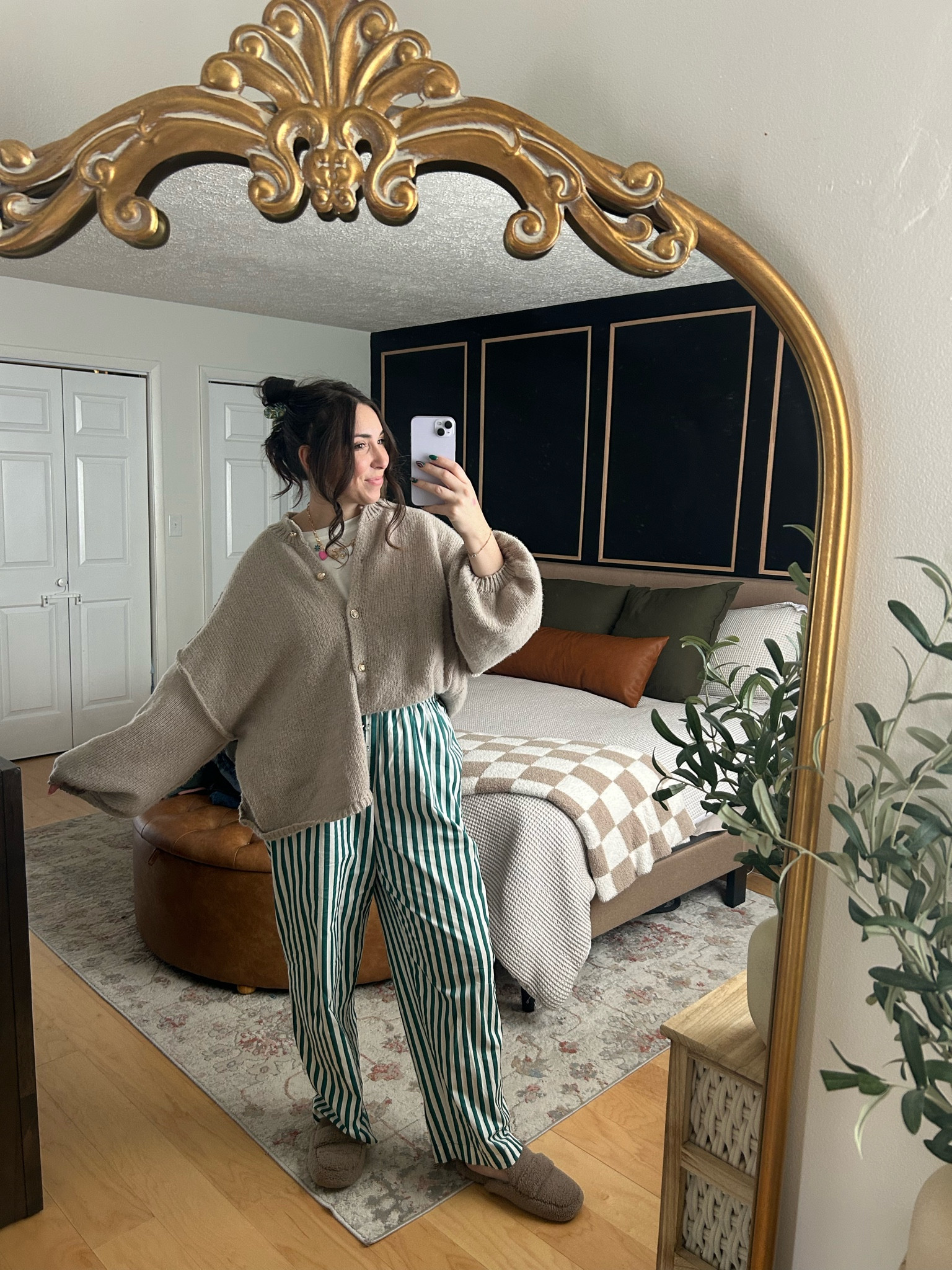 It’s giving fun aunt 🤪🩷❄️
My FUN snow day outfit because I’m readyyyy for Spring 🙌🏻🙌🏻

Amazon comfy button up oversized sweater + white tee + green striped boxer pants from Target + charm necklace for pops of color + Ugg “look for less” slippers from Amazon 

#LTKHome #LTKStyleTip #LTKFindsUnder50