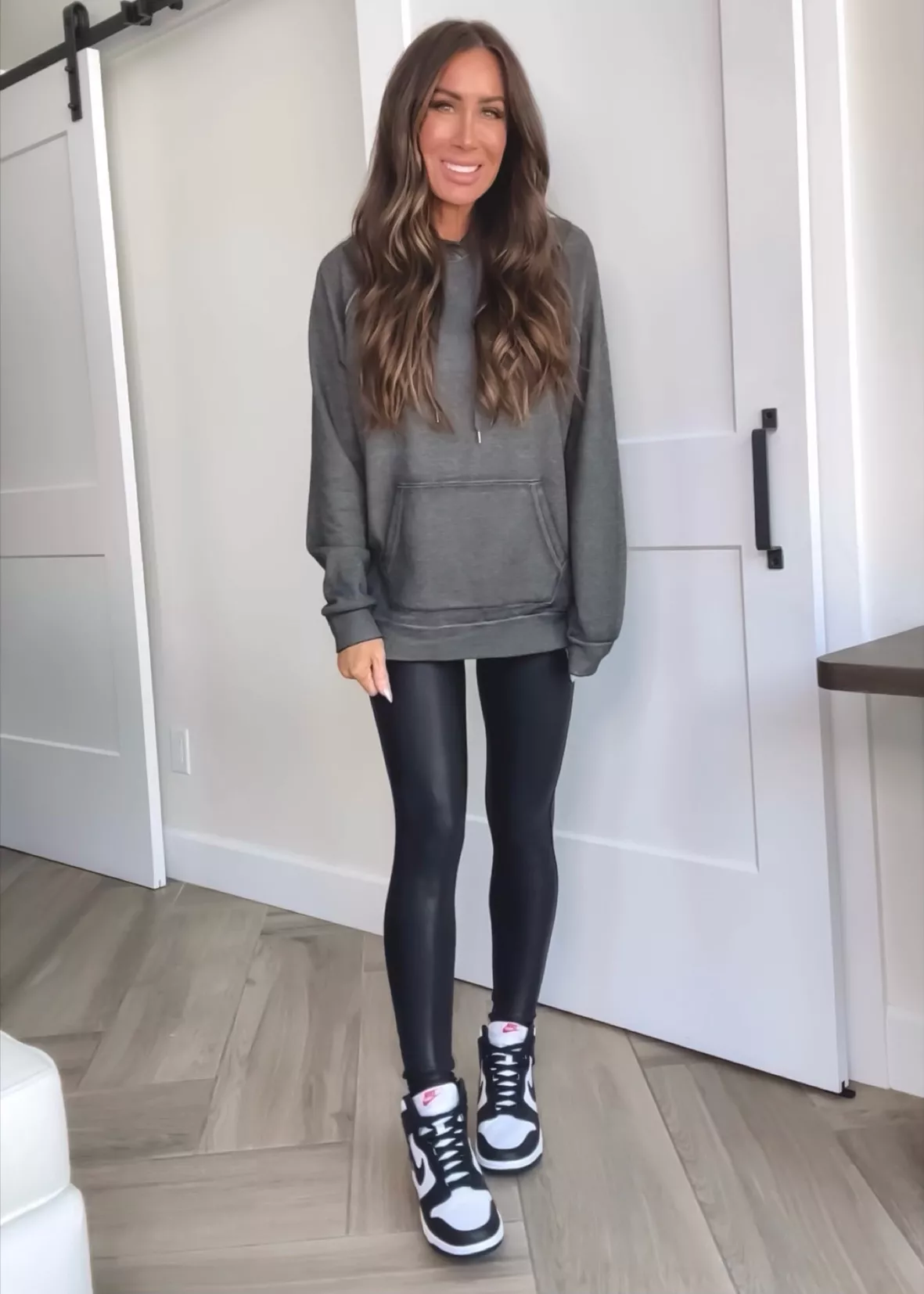 Grey Leggings with Grey Shoes Outfits (10 ideas & outfits)
