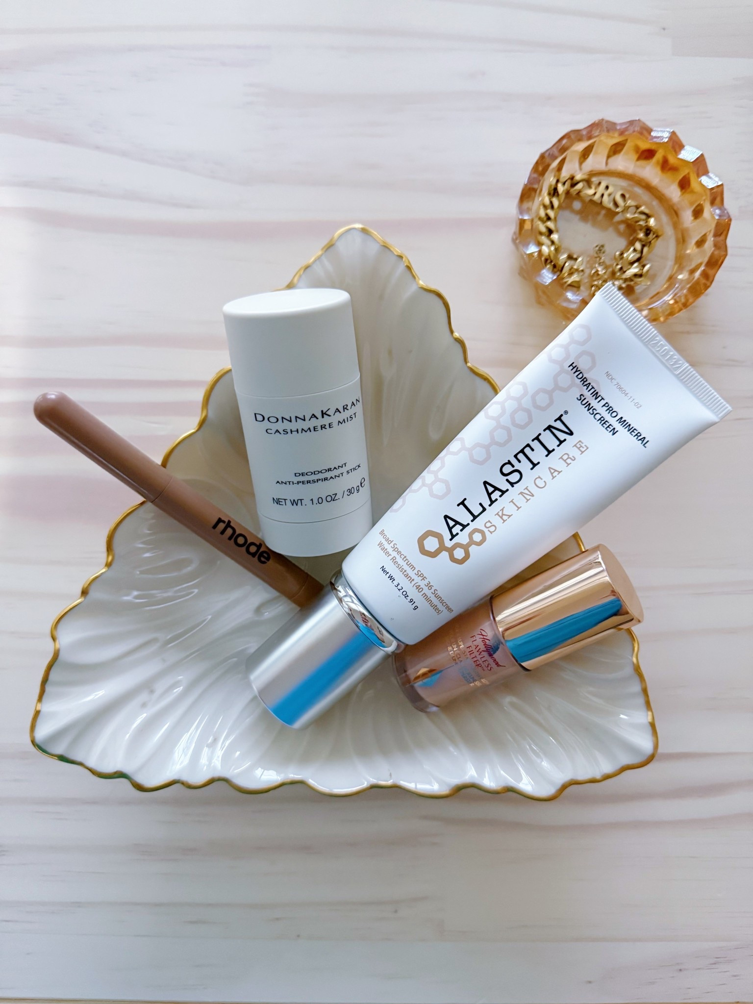 Products I’ve been reaching for DAILY!
Alastin sunscreen
Donna Karan deodorant
Charlotte Tilbury highlighter
Rhode lip liner

#LTKgrwm #LTKselfcare #LTKBeauty