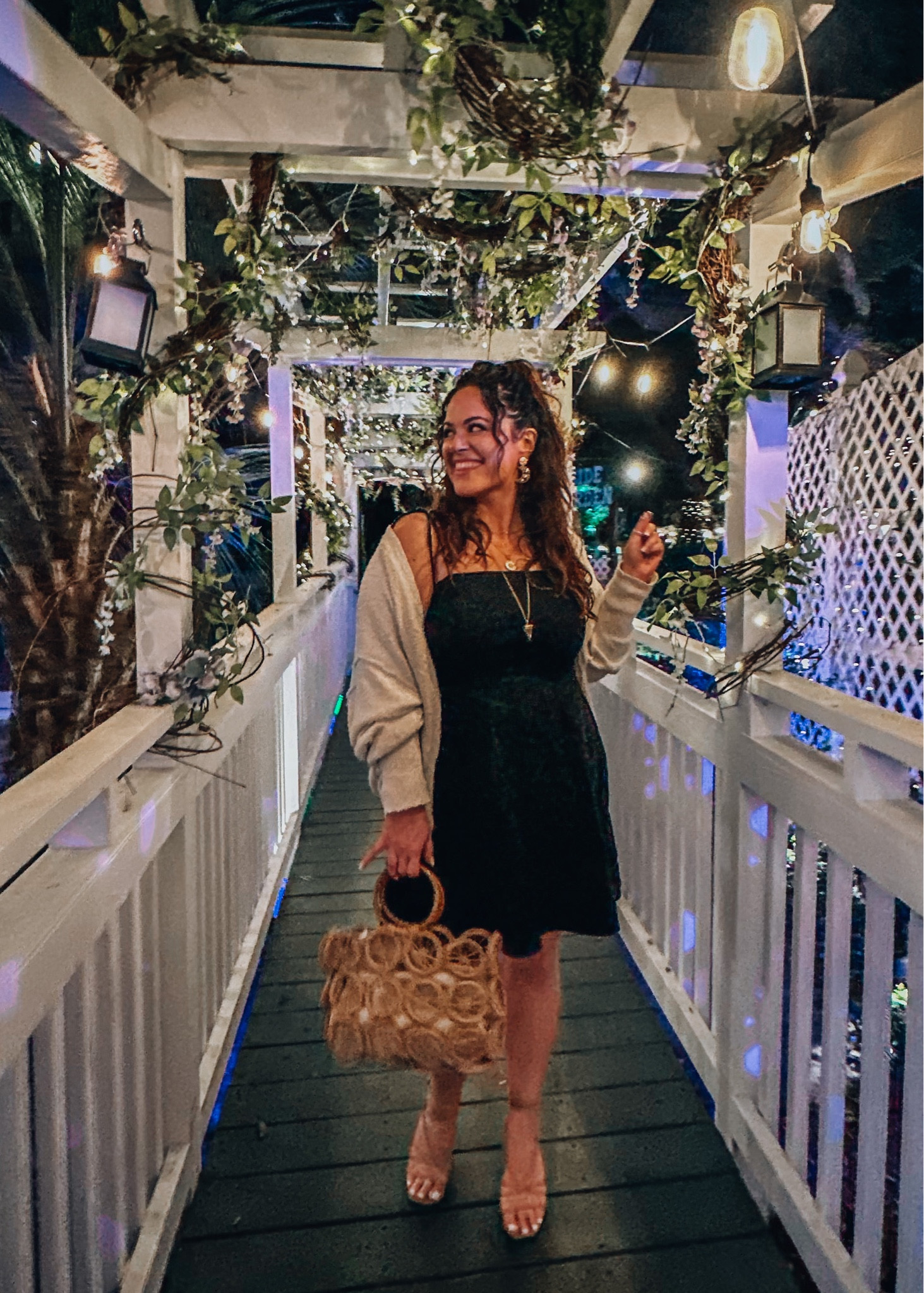 Midsize beach vacation dinner outfit 

Midsize summer vacation outfit 
Cardigan free people large 
Linen dress xl has pockets. 
Bag pink lily 
Sandals pink lily (probably similar on Amazon) 
Strapless bra 38dd
Spanx undie 
Moon earrings free people 
Necklace stack 