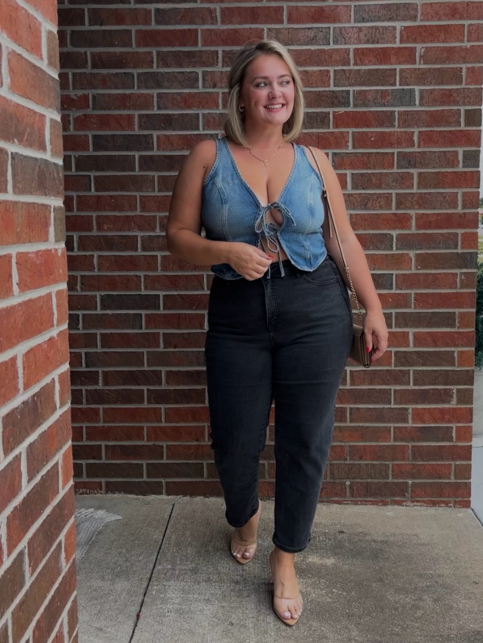 This tie front denim is sooooo hot 🔥

#LTKMidsize #LTKStyleTip #LTKSeasonal