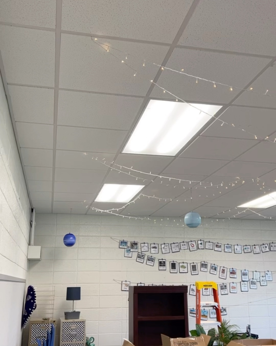 As soon as I got the earth science job, I knew I wanted to hang the planets and “stars” across the ceiling. Checked that project off of my to-list today!✔️✔️