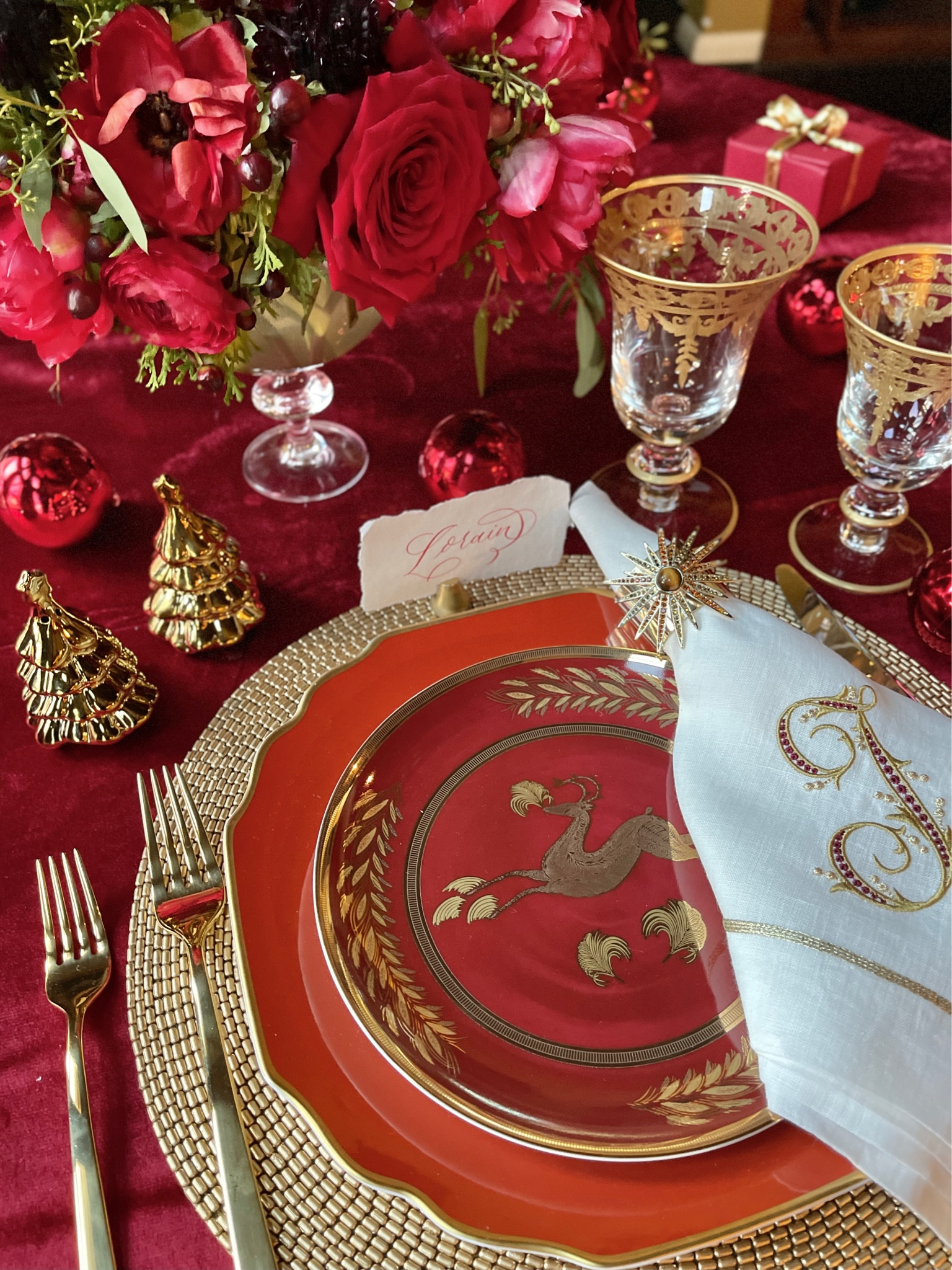 Take a dive into a classical
Christmas wonderland with these beautiful red and gold Christmas tableware pieces.
Featuring red and gold plates, gold flatware, and Christmas themed
tableware, this red and gold holiday Tablescape is sure to inspire!
#redandgoldtablescape
#redandgoldplates
#goldflatware #christmasplates #christmastableware
#Christmastable #christmastablescape
#christmasparty

#LTKParties #LTKHome #LTKHoliday