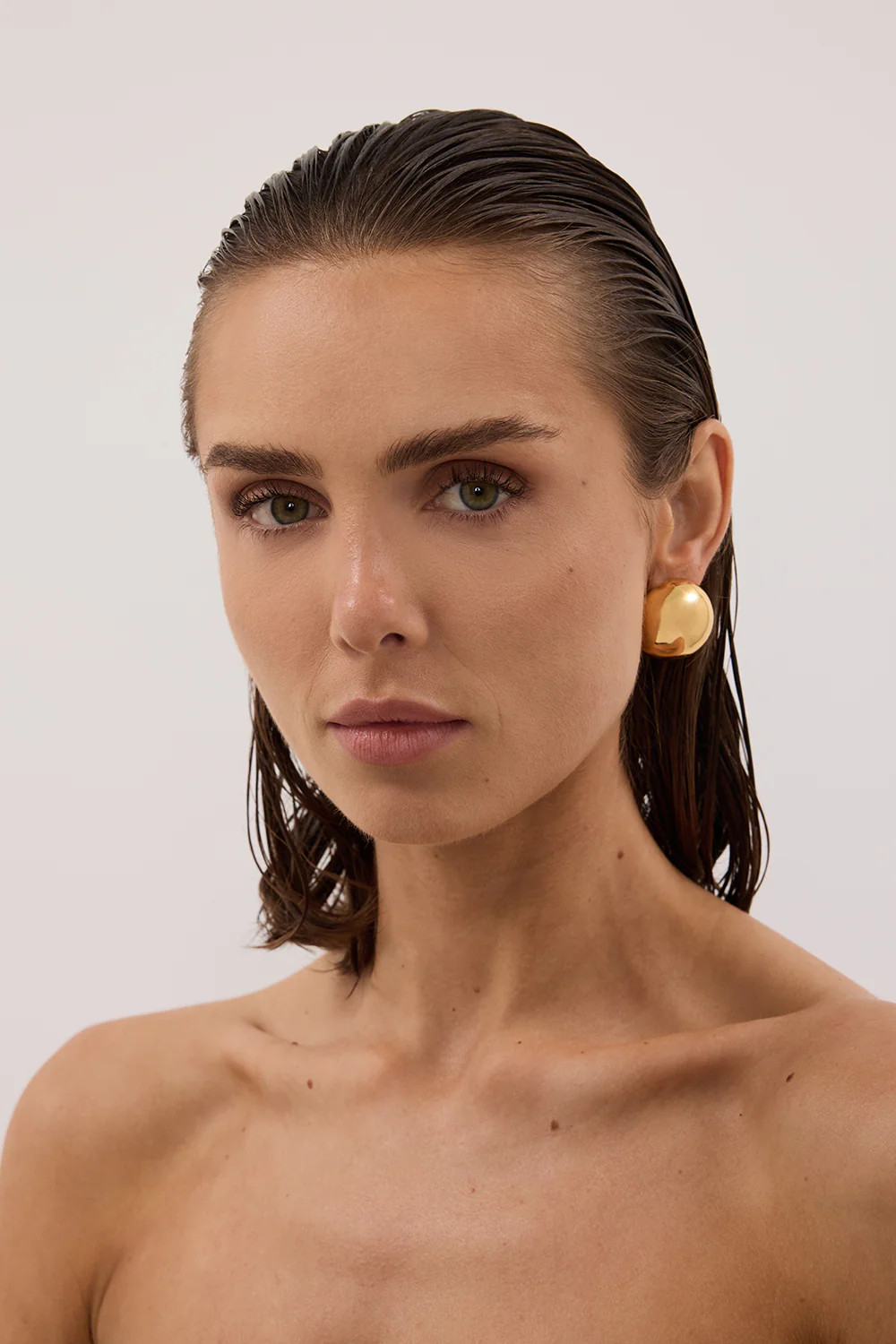 ANNA ROSSI DOMED EARRING GOLD | DISSH