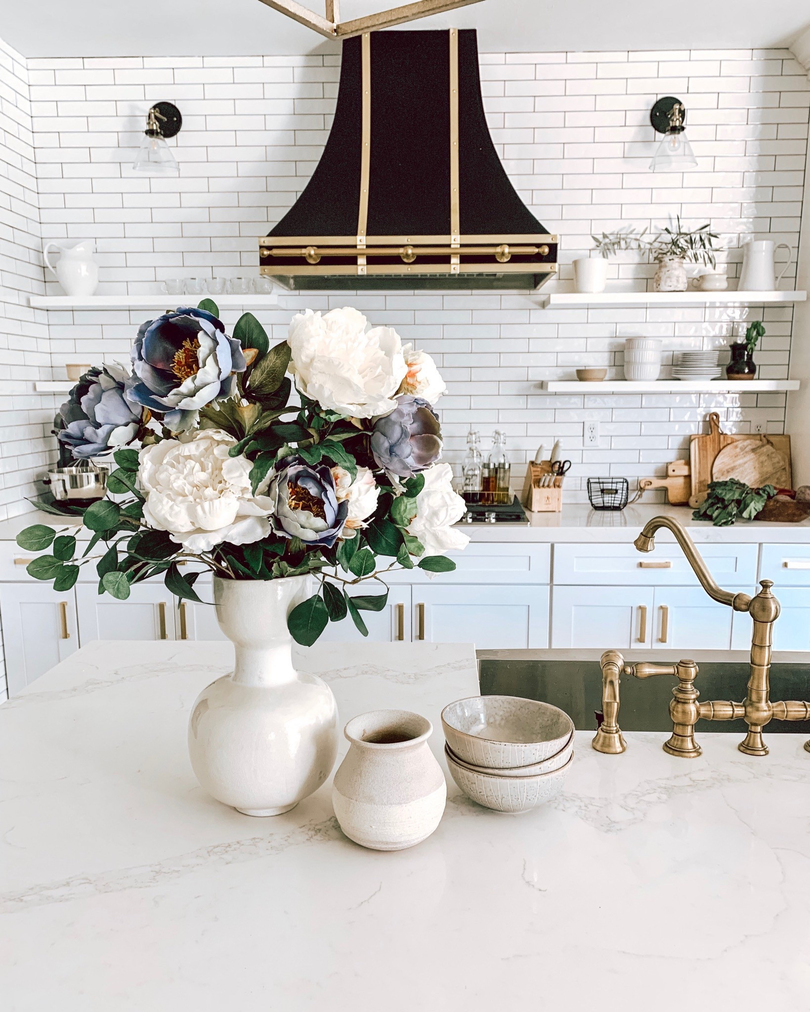 Spring kitchen details 

Kitchen decor
Kitchen styling
Faux flowers
Home decor
Spring decor
Spring kitchen 

#LTKSeasonal #LTKFamily #LTKHome