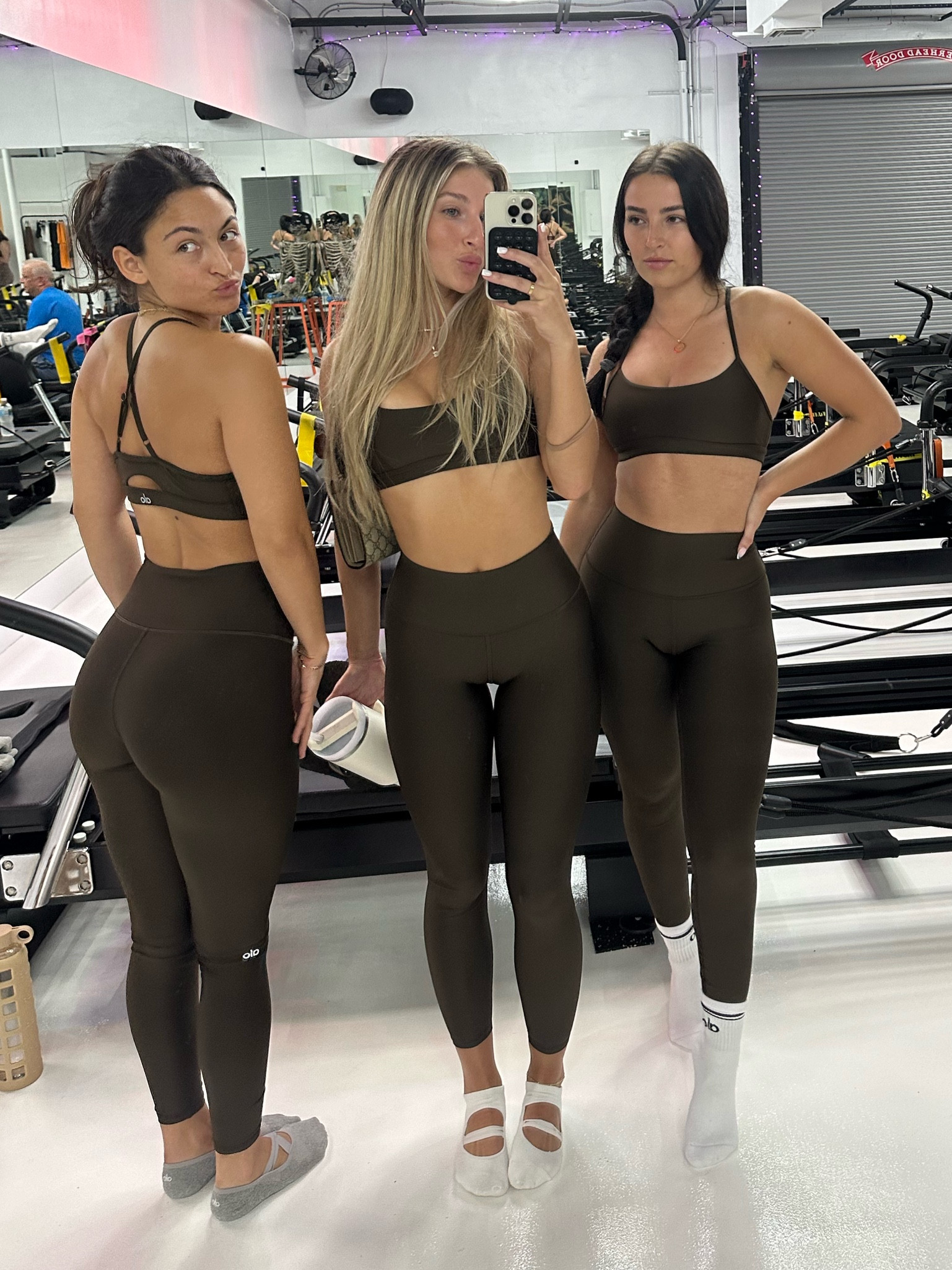 espresso alo set 🧸🤎🫘
wearing size: xs in top & bottom 