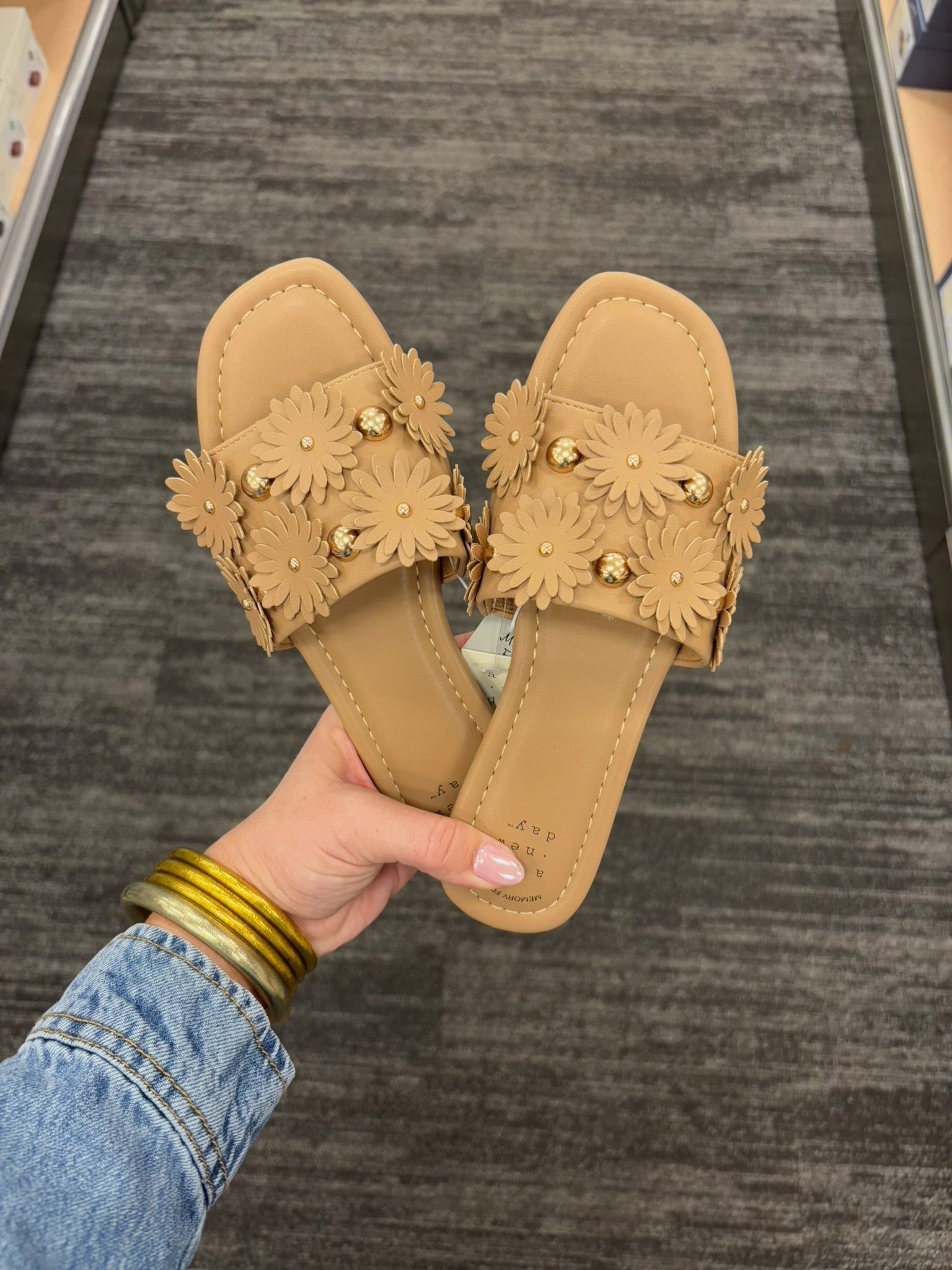 obsessed is an understatement 😍 the floral detail + gold accents = everything!!🌸

Sandals, spring, vacation, date night, summer, spring break

#LTKMidsize #LTKSeasonal #LTKootd