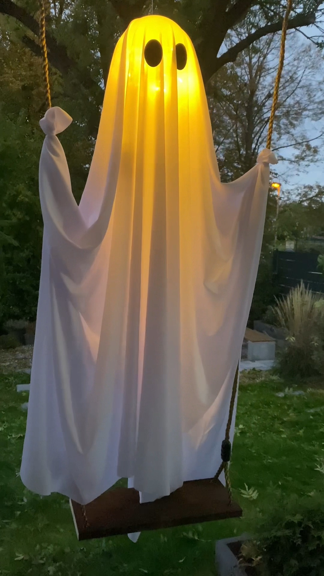 DER COUNTDOWN LÄUFT!
Wie süß und spooky ist denn bitte unser schaukelnder Geist?! 

..................................................................................
FRAGE…!?
Wie findet ihr diese Idee?
..................................................................................

#hausnr_8 #haushalt #wohnen #halloween  #halloween2025 #diy  #lifehack #interior #diyhomeprojects #doityourself #upgrade #selbermachen #wandgestaltungsideen #halloweendiy #lowbudgetdecor #doityourselfproject  #wohnenunddekorieren #halloweendecor #umbau   #lastminutediy  #amazonfinds #nordicliving #sowohnenwir #ghost 
#spooky #diyidea 
#livingsthome #spookyseason #lifestyle

#LTKhome #LTKfamily #LTKdeutschland