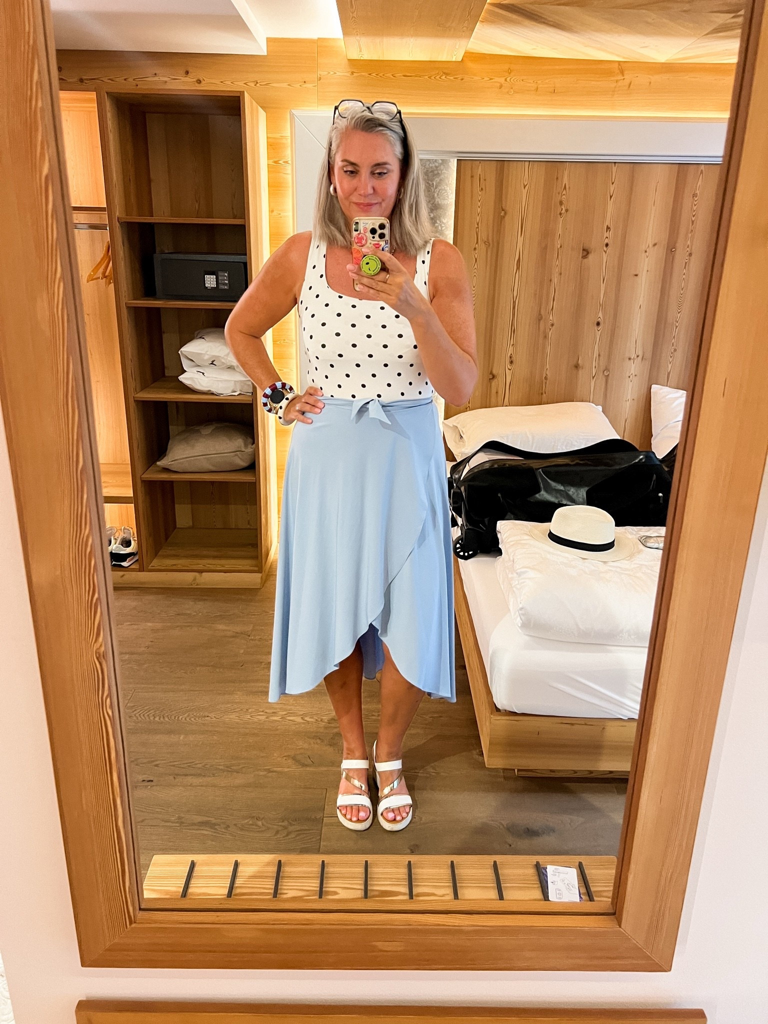 OOTN - Vrijdagavond. Witte tanktop met polkadots (Zara, L) op een lichtblauwe multi-way rok van Halara; deze kan je op verschillende manieren als rok en als jurk dragen dus ideaal om mee te nemen op vakantie. Hij is heel licht, kreukt niet en neemt bijna geen ruimte in in de koffer (maat L), gestreepte en gestipte armbanden, wit leren sandalen (oud) en de ketting is van Myjewellery.

#LTKeurope #LTKsummer #LTKtravel
