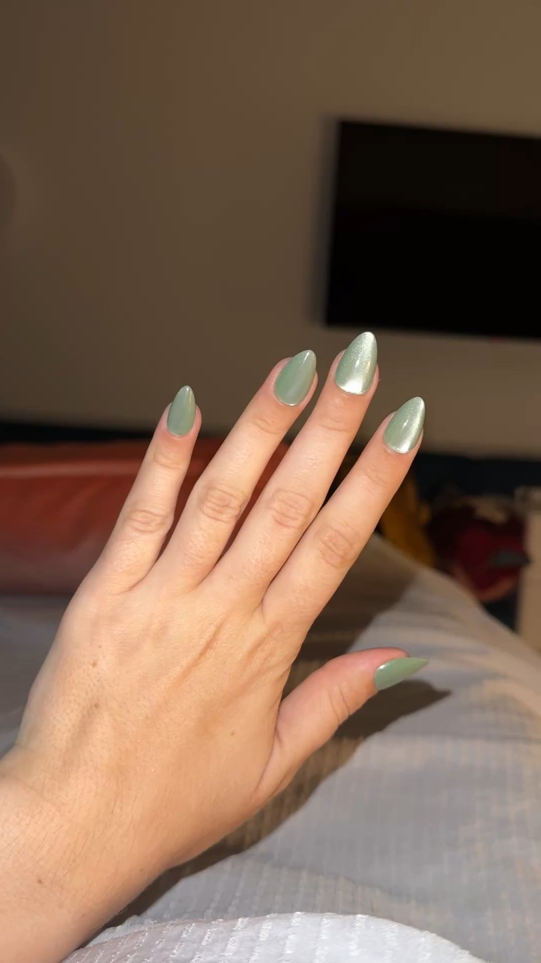 These nails are so shiny and glossy! Love the look and the length. Not too long but still very elegant! 

#LTKStyleTip #LTKGiftGuide #LTKBeauty