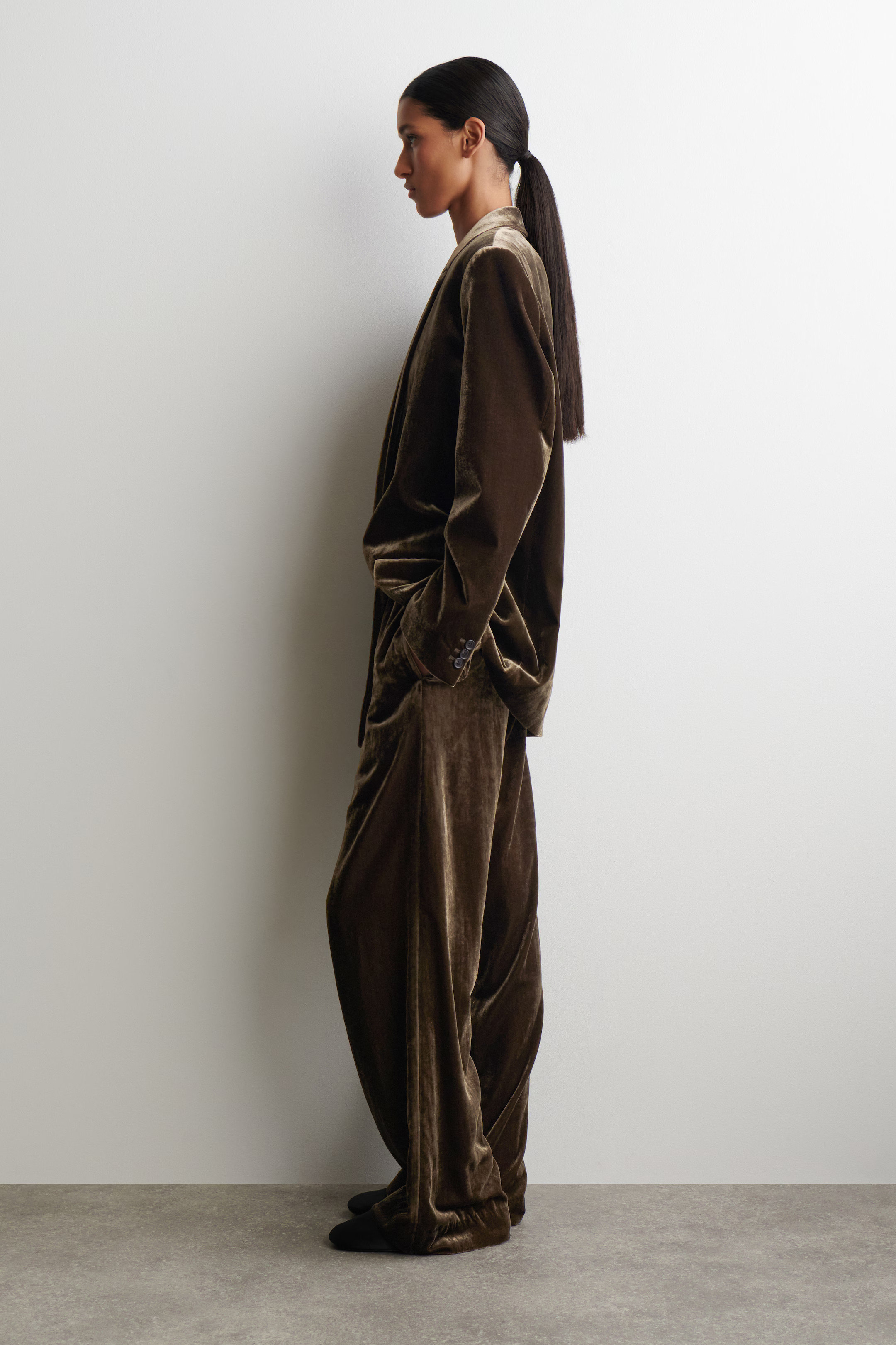 velvet elastische broek met rechte pijpen | H&M (DE, AT, CH, NL, FI)