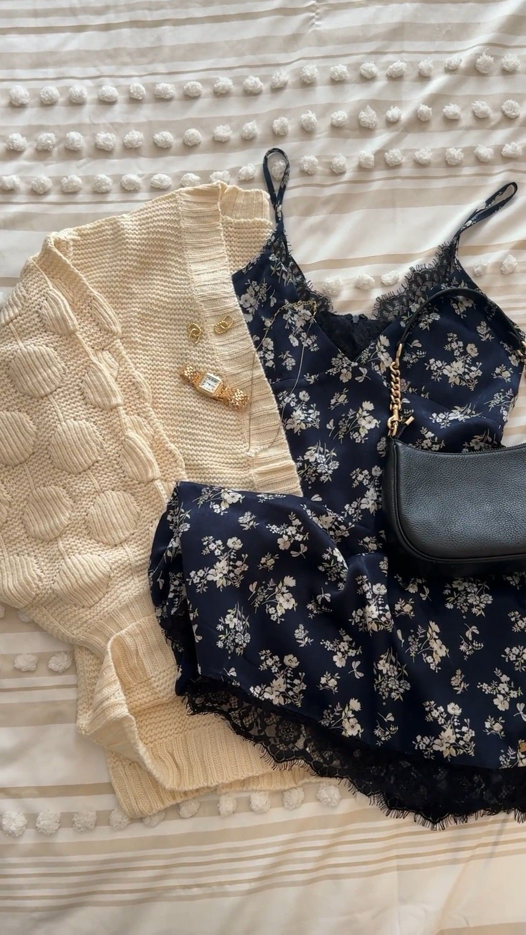 fall essentials - white cardigan and black bag 

#LTKStyleTip #LTKSeasonal #LTKFindsUnder100