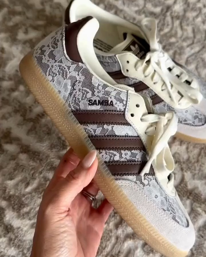 The it fall sneaker

#LTKootd #LTKdayinmylife #LTKOver40