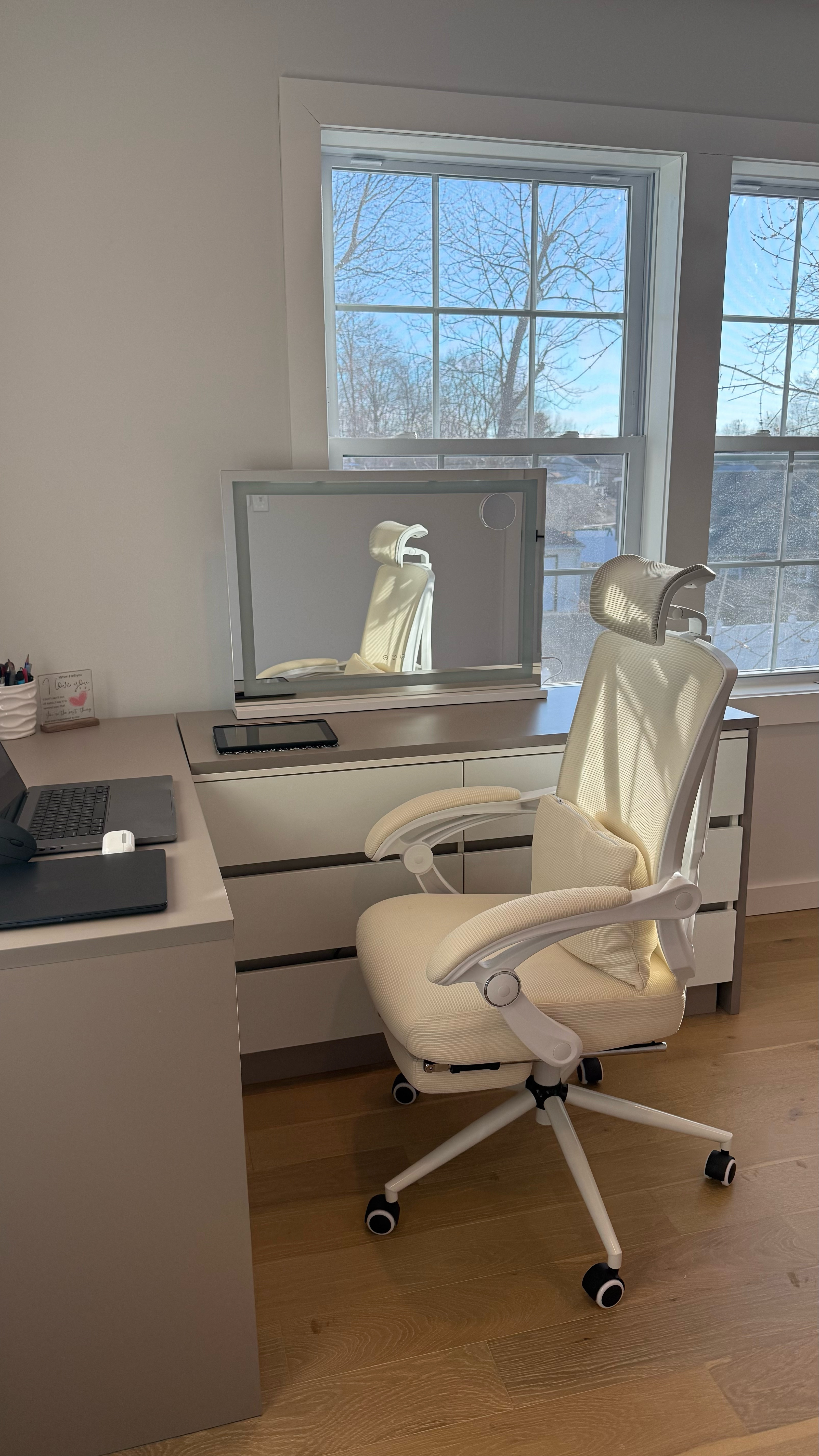 Working from home all day, I really needed a good office chair for my home office , something comfy for hours of sitting 👩🏻‍💻

My old one barely adjusted and was honestly just meh. I finally ordered this white ergonomic chair that fits perfectly with the vibe of my room, and it’s sooo much more comfortable! 🤍

I’ll share the cool features in another video, but for now, I’m just happy I don’t feel exhausted sitting in it. #ltkchair #homeoffice #officechair #ergonomicchair 