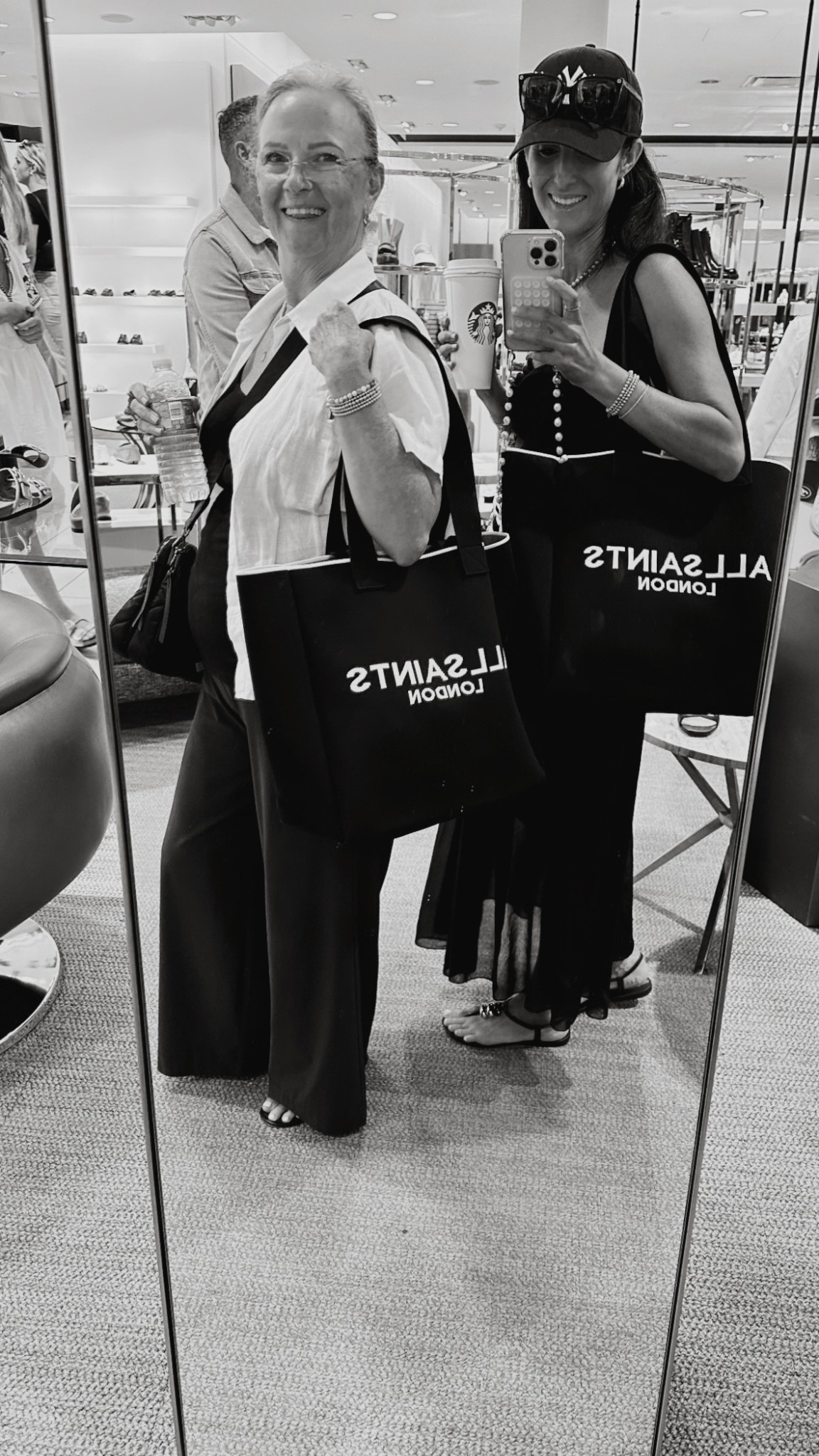 This tote bag is such a great size, structured and great for everyday! #stylinbyaylin #aylin #totebag #bags

#LTKTravel #LTKootd #LTKmomlife