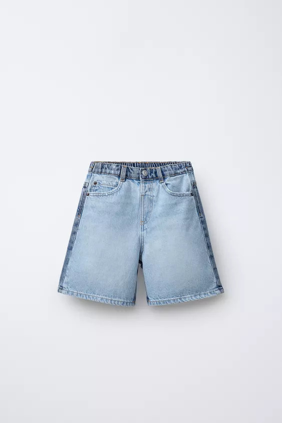 Jeans-Bermudashorts mit elastischem Bund und Druckknopfverschluss vorne. Taschen vorne und aufges... | Zara DE