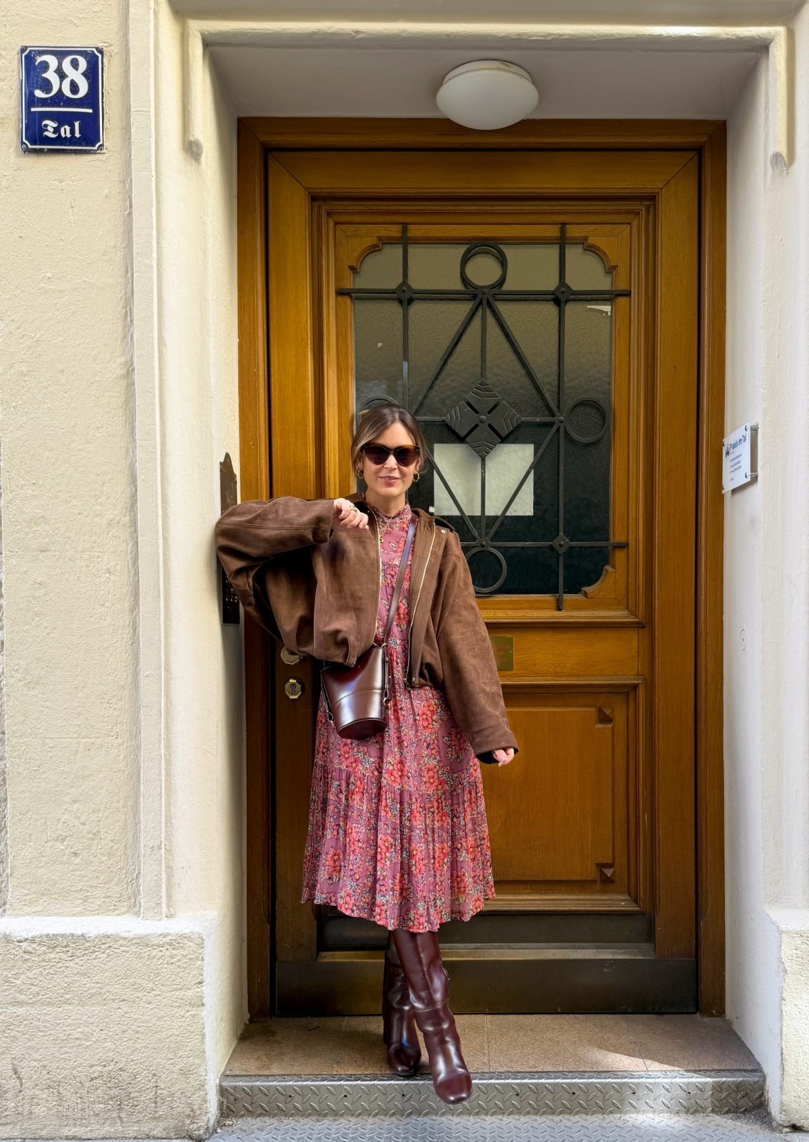 Frühlingslook mit Kleid mit floralem Muster, Lederjacke und Stiefeln 

#LTKspring #LTKeurope #LTKmidsize