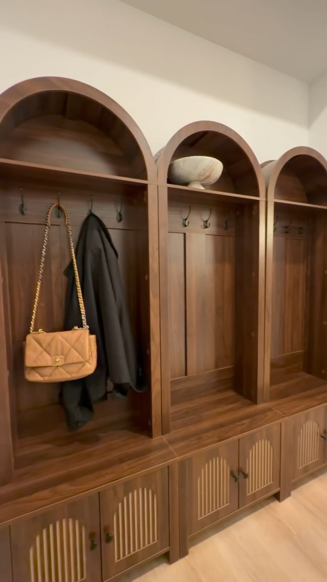 These storage benches are great way to organize our shoes, bags and jackets ❤️


Shoe benches | arched bench | storage | entryway | mud room | shoe organizer | home entrance | home decor | furniture 




#LTKmomlife #LTKHome #LTKdayinmylife