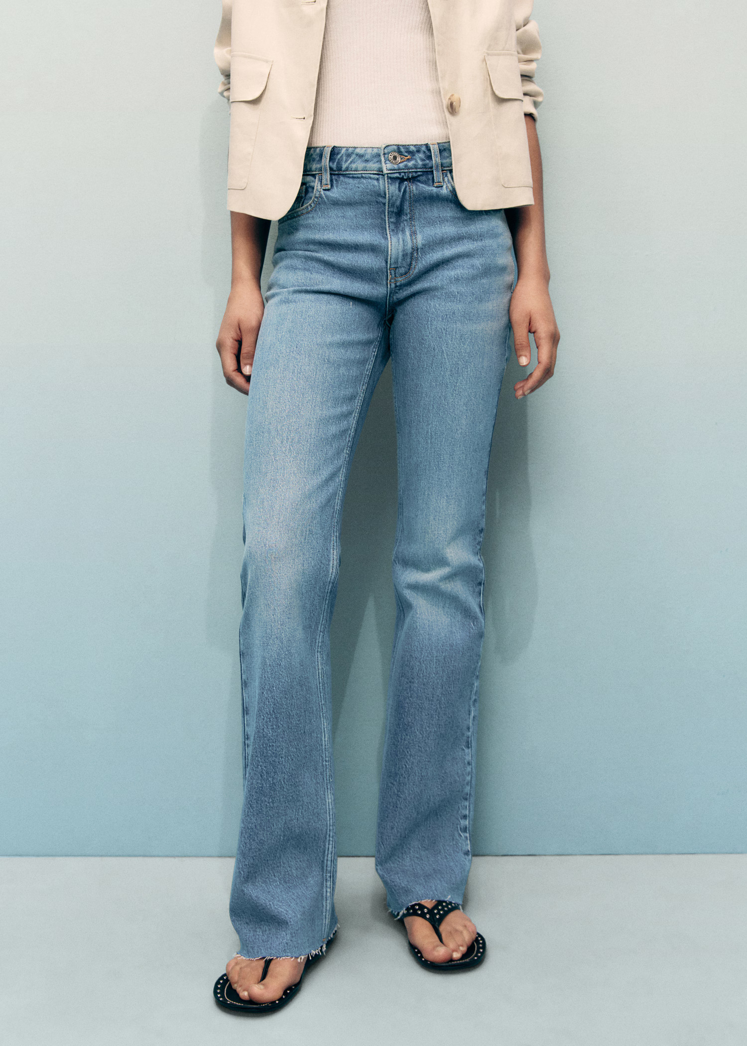 Flared Jeans Fiona mit mittlerer Bundhöhe | Mango EU