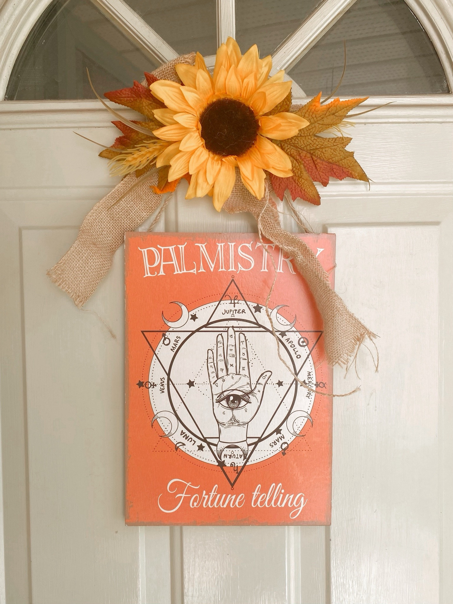 Bringing the magic of autumn indoors 🍂🎃 Cozy textures, warm tones, and a touch of fall in every corner. #FallDecor #AutumnVibes 