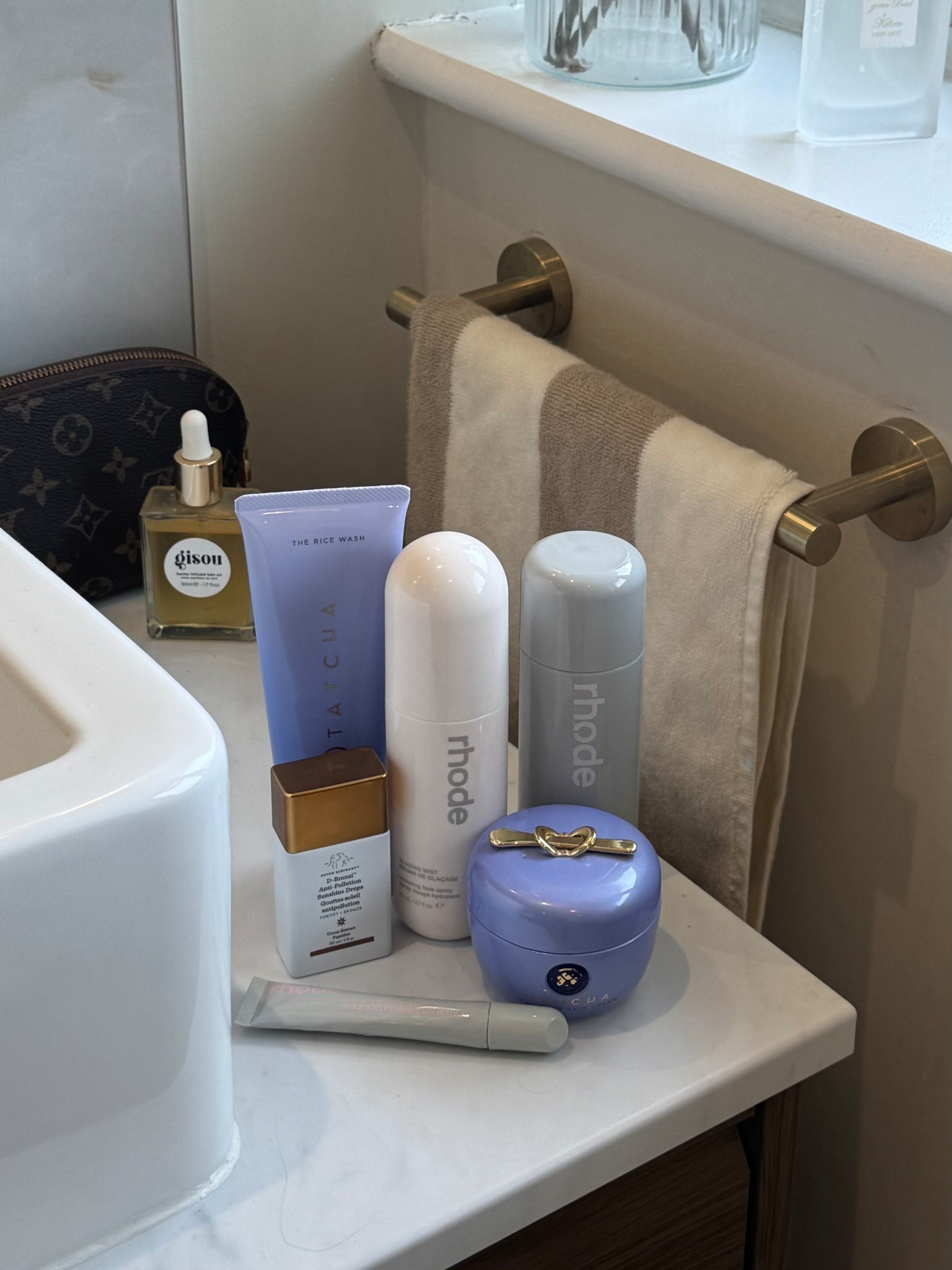 AM skincare faves!!

tatcha, rhode, gisou 

#LTKbeauty #LTKuk