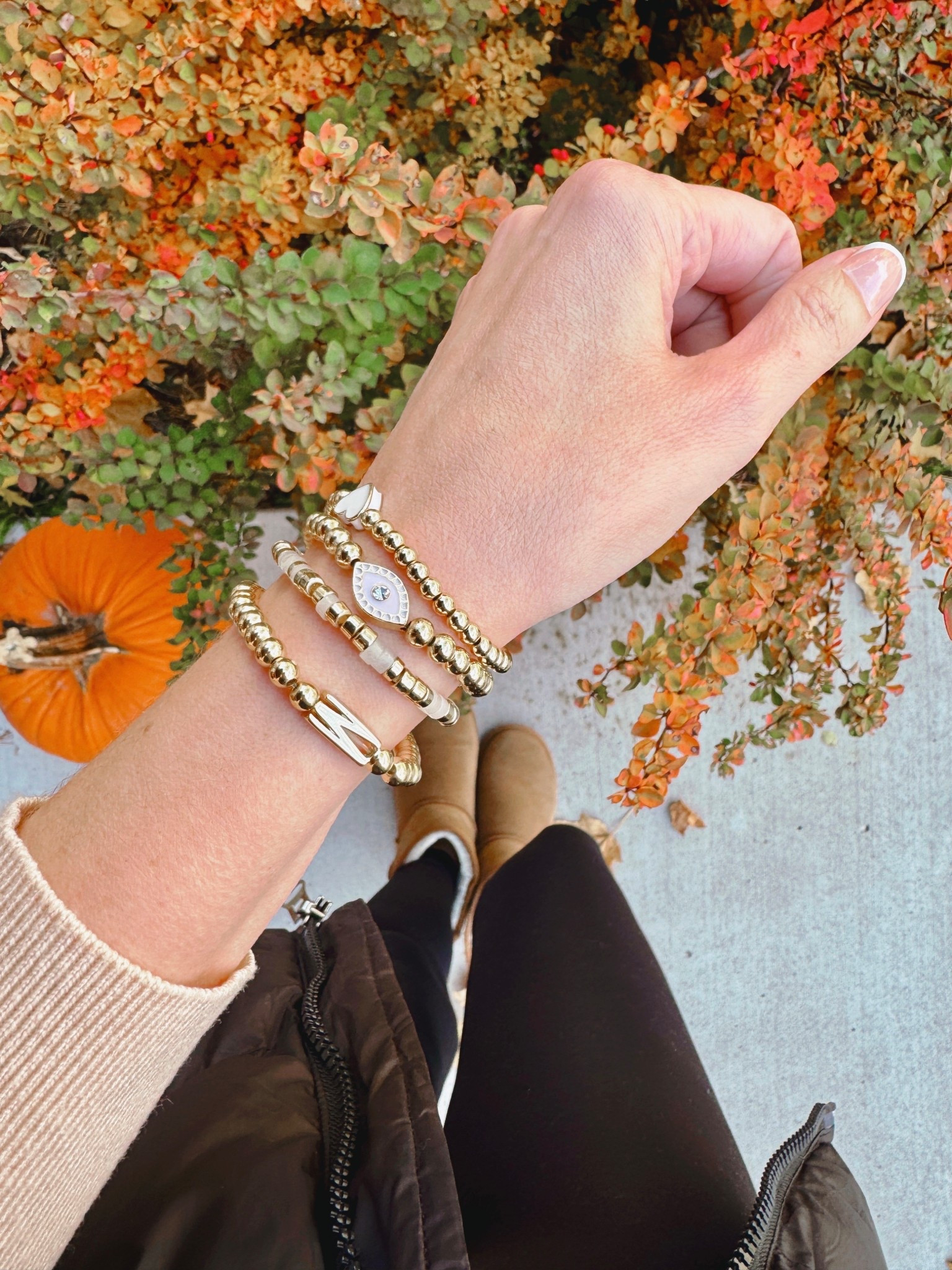 The golden stack that goes with everything ✨
Layered up in my favorite @baublebar stackable bracelets — the perfect little touch of fall sparkle 🍁