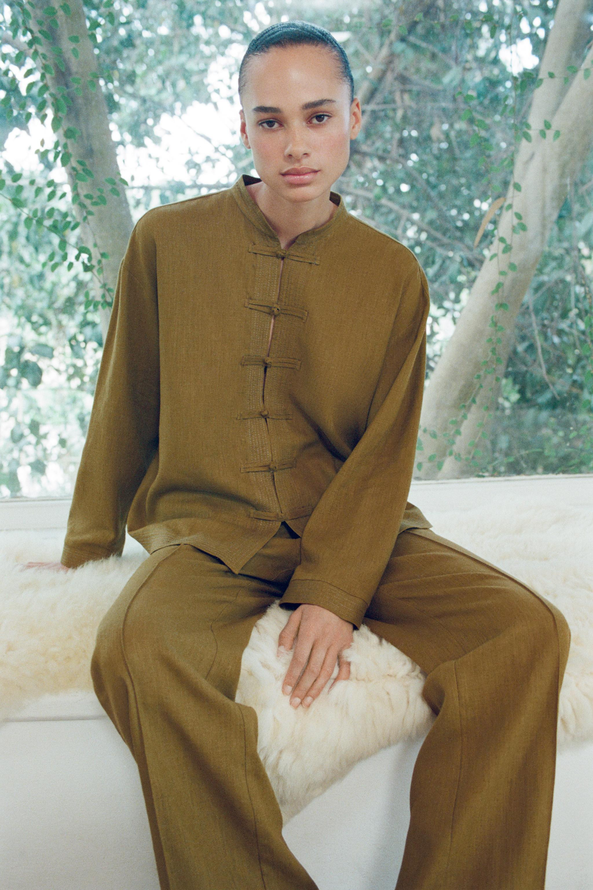 Model height: 179 cmShirt made from a linen blend. Round neck, long sleeves, and front button fas... | Zara UK