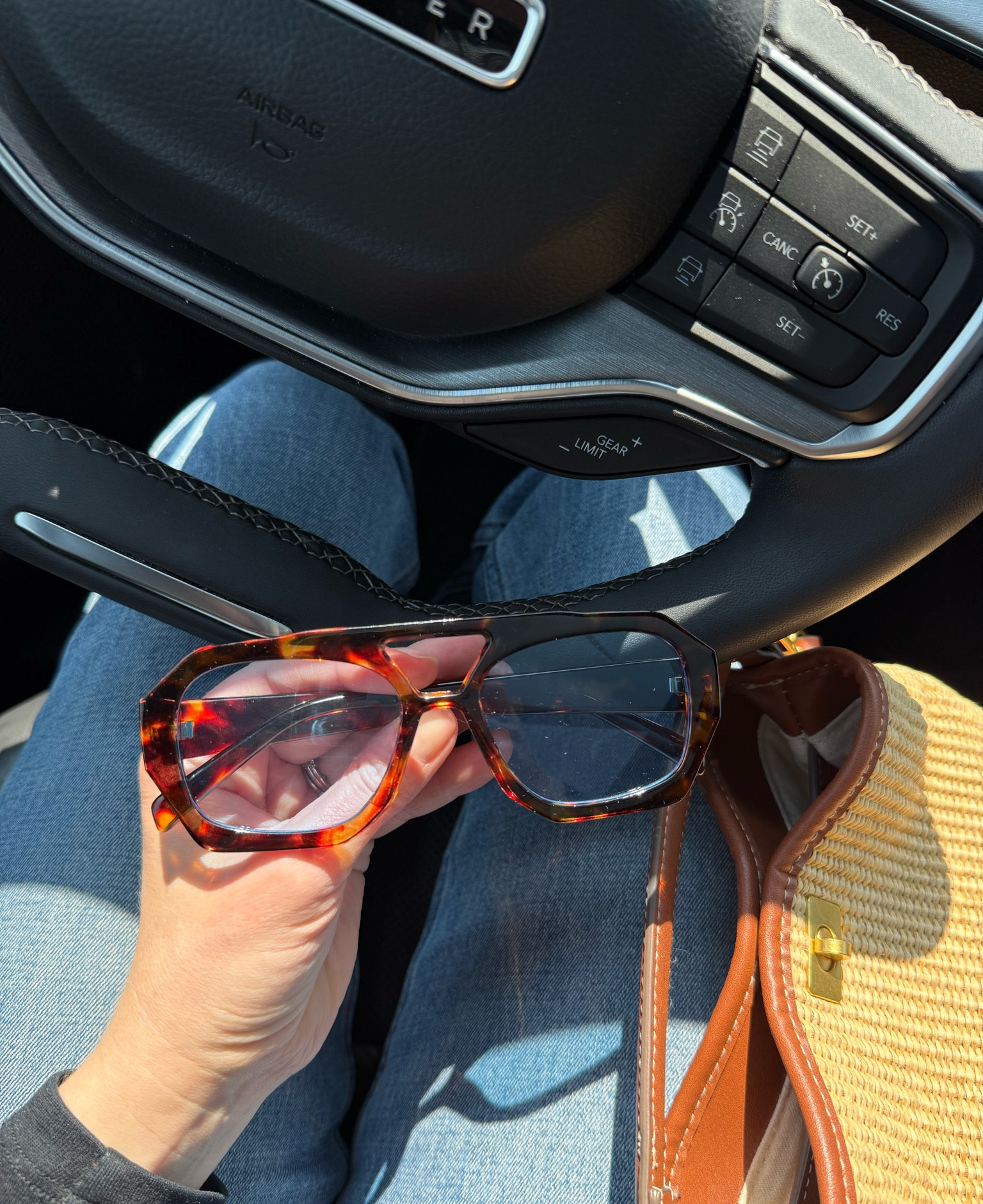 Fun frames with a blue tint lens. 

#amazon #amazoncanada #lens #frames #sunglasses 