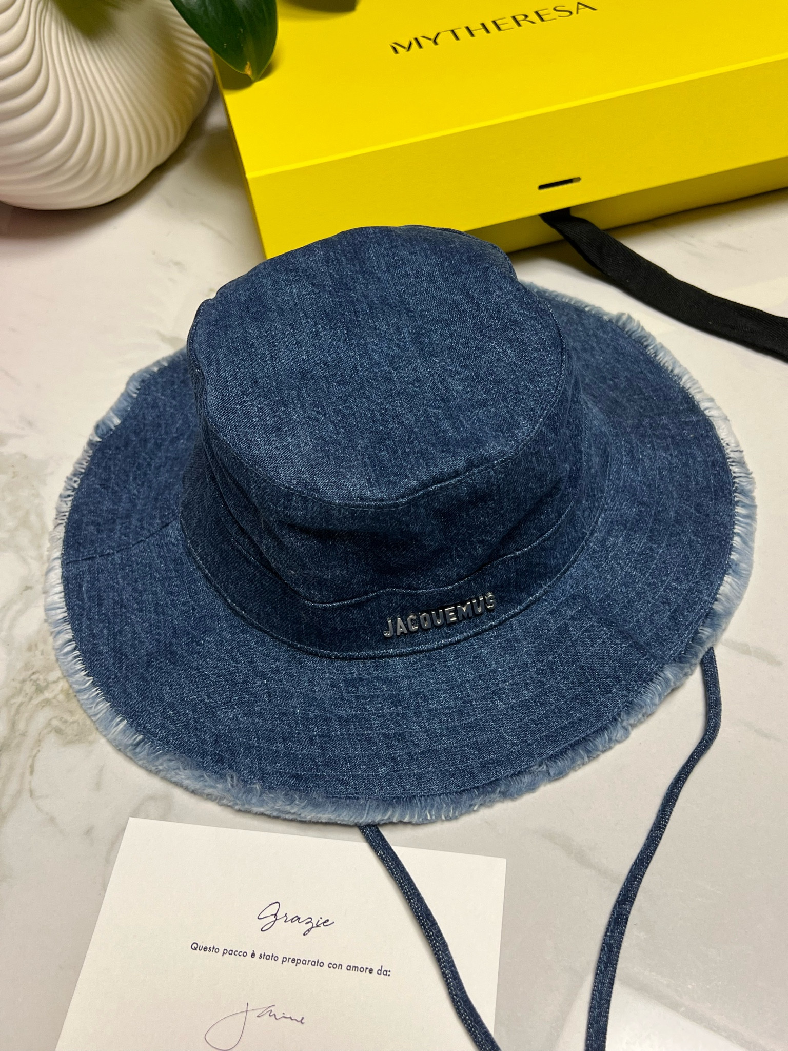 New hat🤍 @jacquemus
자크뮈스 버킷햇 
데님 소재는 뉴시즌 제품이라 
@mytheresa.com 에만 판매 중이네요~스타일링하기에도 편하고 :-)

전 집에 소장한 모자 참고해서 
58cm 골랐구요.

머리둘레 조절 끈도 있어서 사이즈 구애 크게 받지 않을 것 같아요.

긴 스트랩이 있어서 안 쓸 때에는 목에 걸고 다니면 되니 더 편한👀



#LTKtravel #LTKSeasonal #LTKstyletip