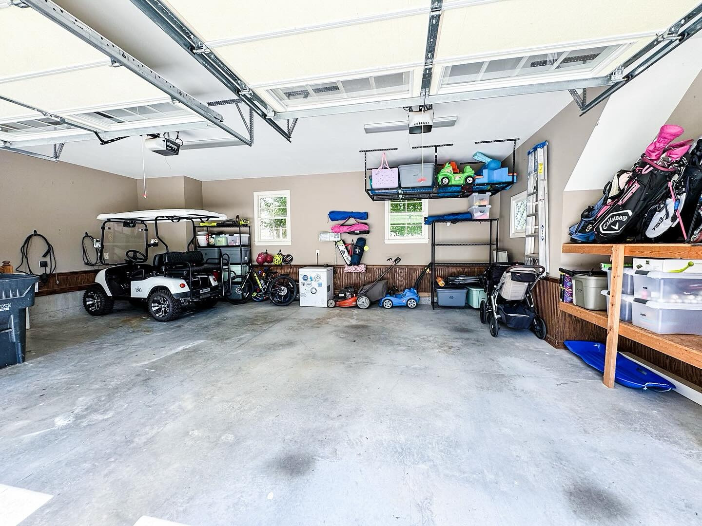 We have been busy with garages and pantries lately! Must be something in the air 🍂 💨 😂 It’s amazing what a little extra shelving and a ceiling rack can do for a garage! Links for product used available in our bio!