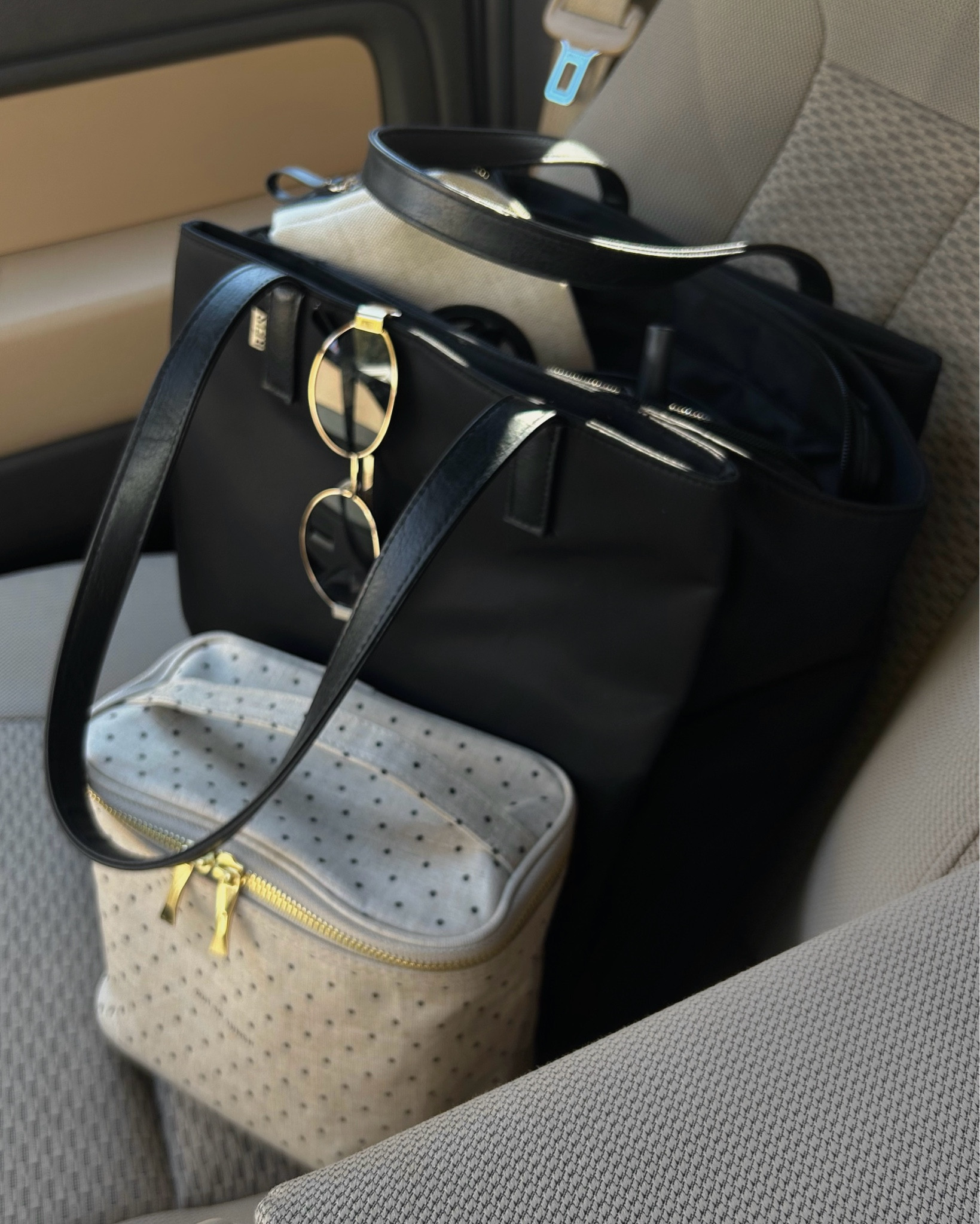 my work essentials! 

beis commuter tote bag (also linking a similar option) / kate spade canvas lunch bag / hydrojug 40oz traveler tumbler / h&m makeup pouch / amazon oval sunnies

work tote, what's in my bag, bag organization, lunch tote, teacher tote bag, teacher bag, beis bag, travel bag, travel tote, hollyfrocks

#LTKItBag #LTKWorkwear #LTKTravel