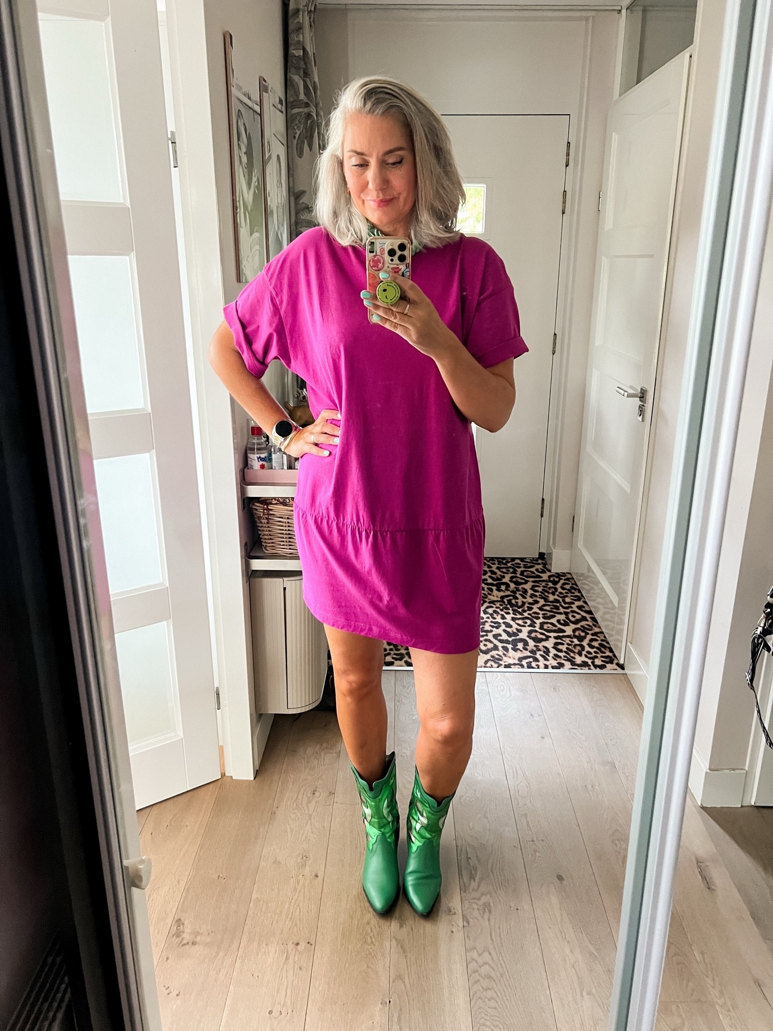 OOTD - Dinsdag. Paars t-shirtjurkje (mt 42) gecombineerd met groene cowboylaarzen (oud Sacha) en een groene ketting en bandana.

#LTKnederlands #LTKeurope #LTKsummer