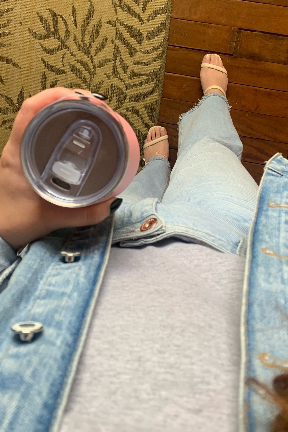 Uma proposta all jeans que é perfeita para o trabalho ou passeio. 

Mom jeans + camiseta cinza, jaqueta jeans e sandália para dar um toque mais delicado ao visual despojado 

#LTKworkwear #LTKbrasil