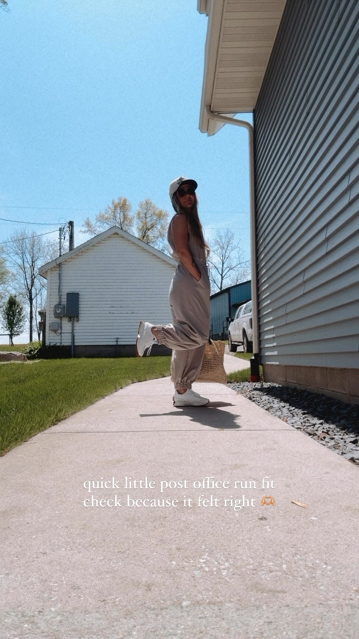 Obsessed with this free people inspired amazon onesie! 🤩

Onesie: wearing size small
Shoes: tts
Bag: #2 apricot 