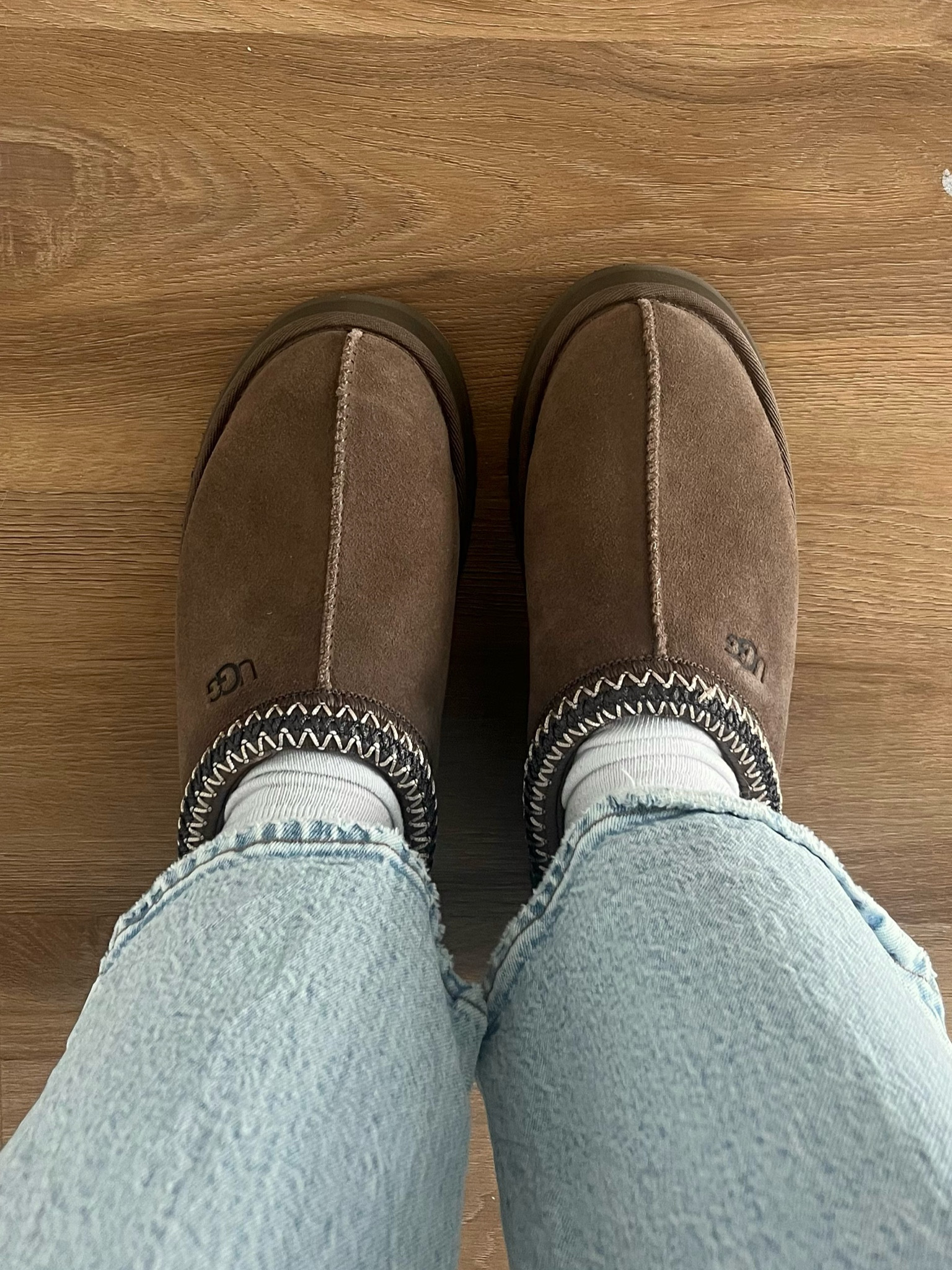 Hickory Uggs 🤎

Soooo I had been trying to get the Ugg Tasmans in mustard seed for SO long, and then I came across this hickory color!!! How cool is this brown shade?? 

I feel like this is definitely an underrated/overlooked color, and I don’t see people talking about it much!! If you’ve been trying to get the mustard seed Tasmans, and they are still sold out, maybe give these a try if you love a good brown shoe!! ✨ 

I got a size 9 which is my normal size and they fit good!