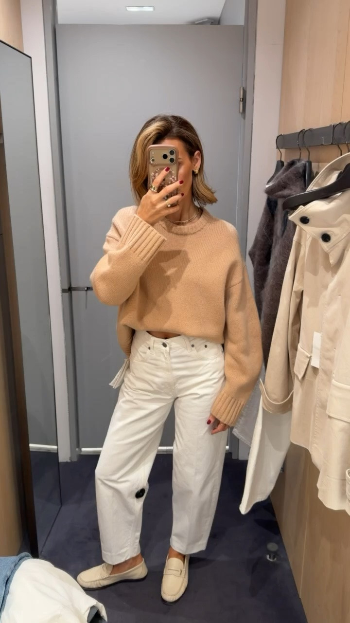 25% off friends and family sale at Cos, brought home this gorgeous chunky knit, size small with these rounded sleeves. Jeans are a size 26