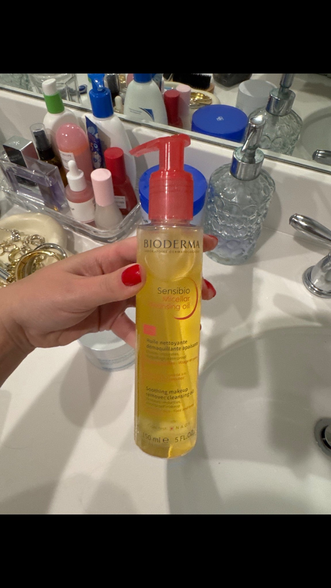 This is hands down one of the products I will always have in my shower! Bioderma has my heart. It removes ALL my makeup and gives me such a glow #glowyskin 