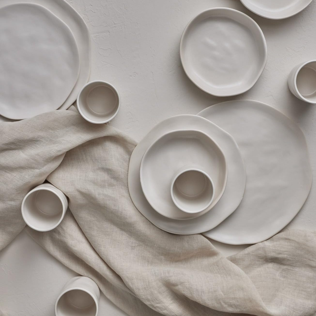 Stone by Mercer Project HEKONDA Modern Stoneware 16-Piece Dinnerware Set, Plate and Bowl Set, Dis... | Amazon (US)