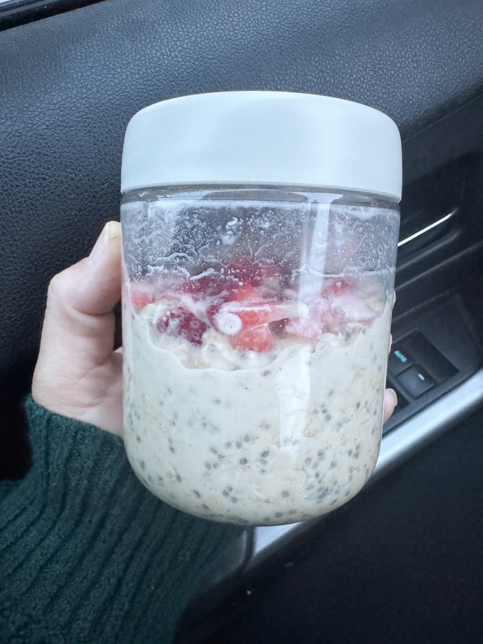 she’s in her overnight oats era 💁🏼‍♀️ 