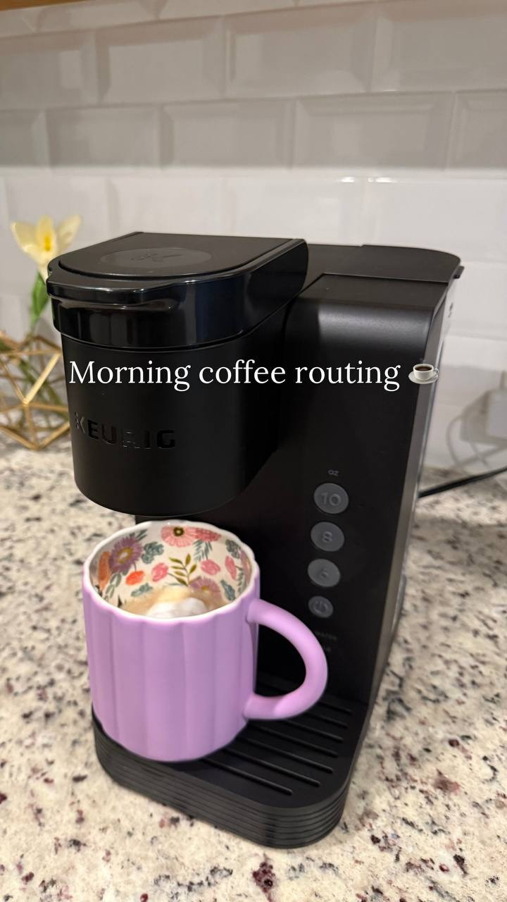 Literalmente en segundos: café listo y con estilo ☕️✨
Amo lo práctica que es mi Keurig y lo linda que se ve en mi cocina.
Si eres fan de lo rápido, fácil y con buen diseño… esta cafetera es para ti.
🛒 Todo está linkeado en mi LTK.

#LTKHome