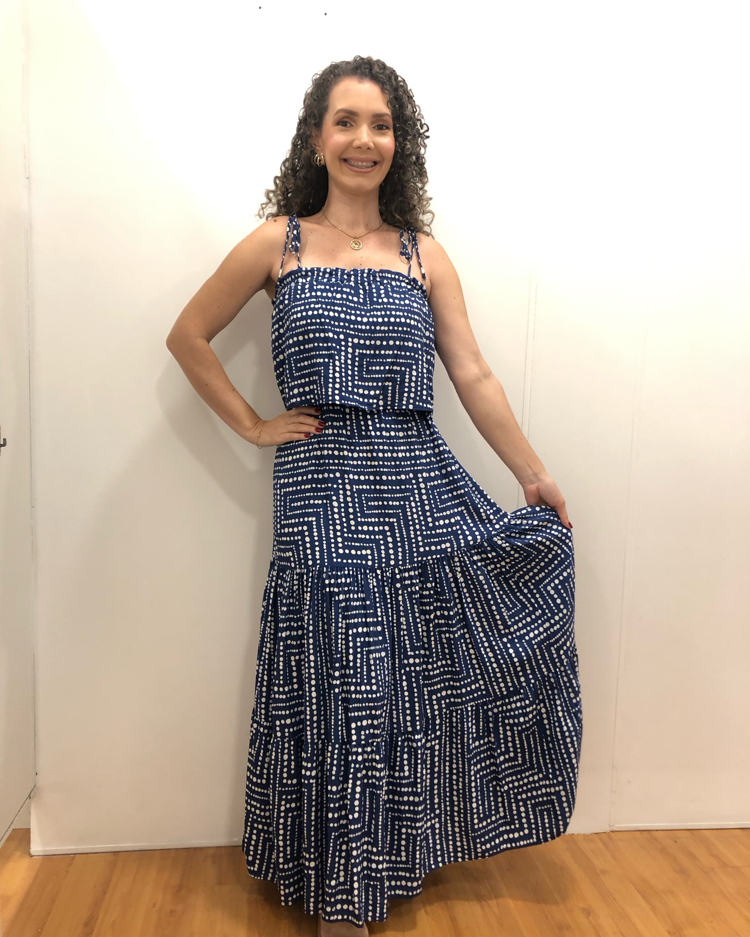 Nada melhor que usar vestido bem fresquinhos e estilosos para o verão! Esse modelo tem estampa em poá, alças finas para darmos laços, possui modelagem godê e tem barras marias, tecido em viscose.
Eu amei e vocês?!

#LTKdicadeestilo #LTKbrasil #LTKmodapraia