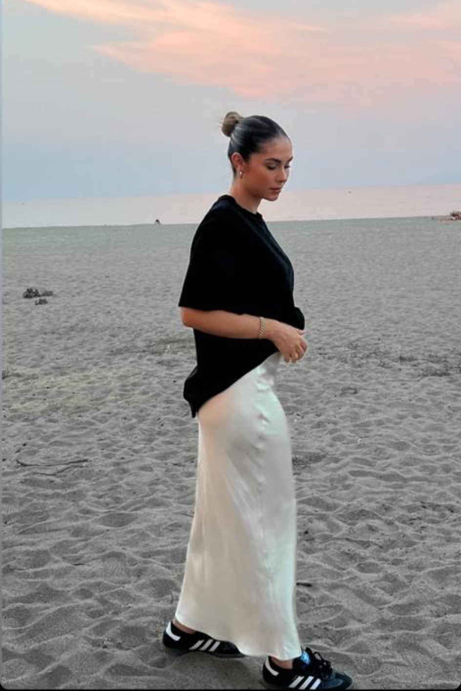 style minimaliste, ootd, inspiration look simple, longue jupe satinée crème, tee shirt basique noir manches mi longues, sneakers Samba Adidas, basket Adidas, Samba noires

#LTKstyletip #LTKFind