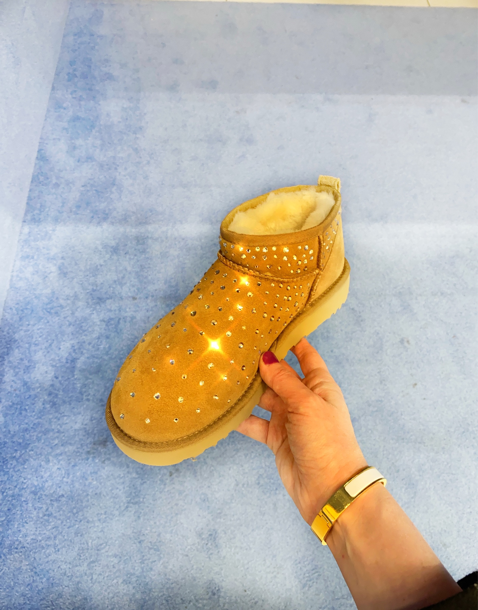 Uggs for Cinderella 🤩 👑 
Uggs feel cozy on our skin, but they are flat and lack support for our foot bones. Here’s a cozy Amazon insert I would tell Cinderella to try in her Uggs  ⬇️