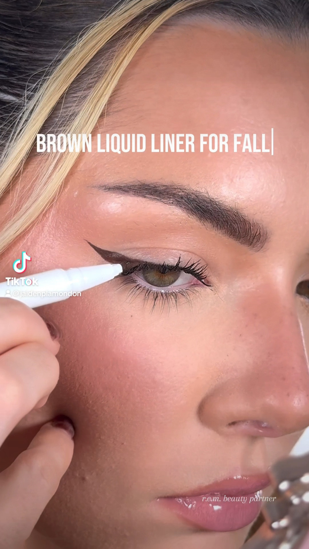 🍂🤎 Brown Liquid Liner 🤎🍂

This liquid eyeliner marker is so pigmented and makes creating a winged eyeliner look easy! I love the one swipe coverage this gives and how easily it glides on the eyes ✨

Products used: 
@r.e.m.beauty at the borderline eyeliner marker in teddy 🤎

#LTKBeauty #LTKVideo #LTKFindsUnder50