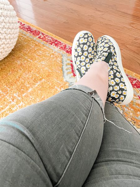 My current favorite pair of canvas sneakers (currently sold out at Target)

Plus-size jeans, plus-size skinny jeans, area rug, floral shoes, canvas shoes, reading room

#LTKshoecrush #LTKcurves