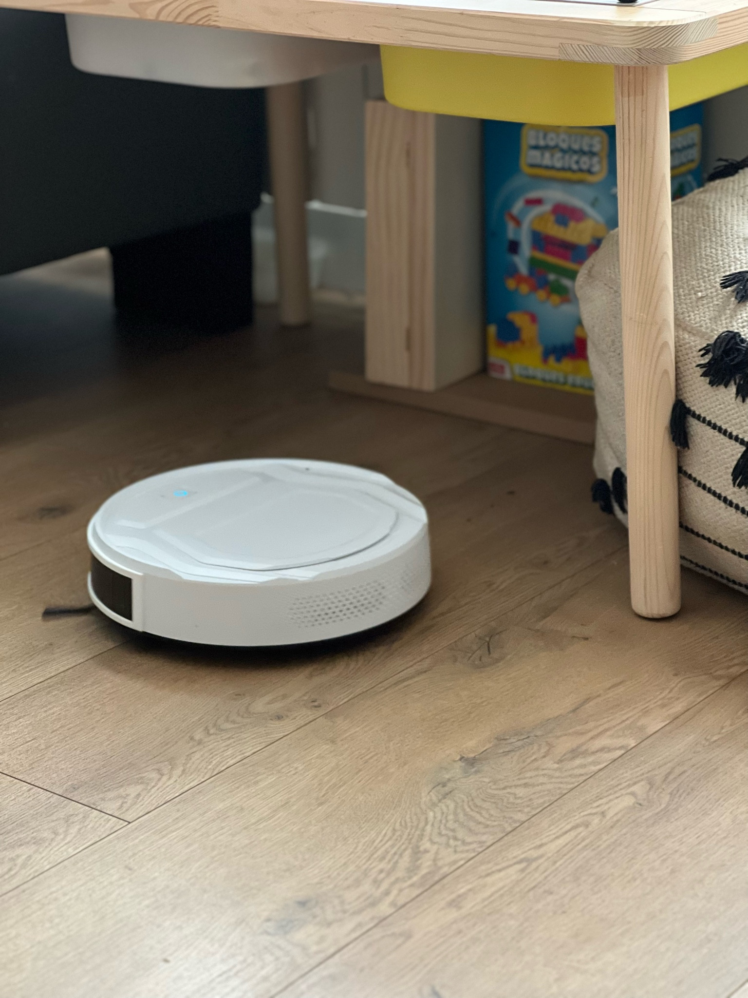 Mi robot aspirador especial mascotas. Es más pequeño de lo normal para que entre por cualquier hueco 🖤

#LTKhome #LTKfamily #LTKSale