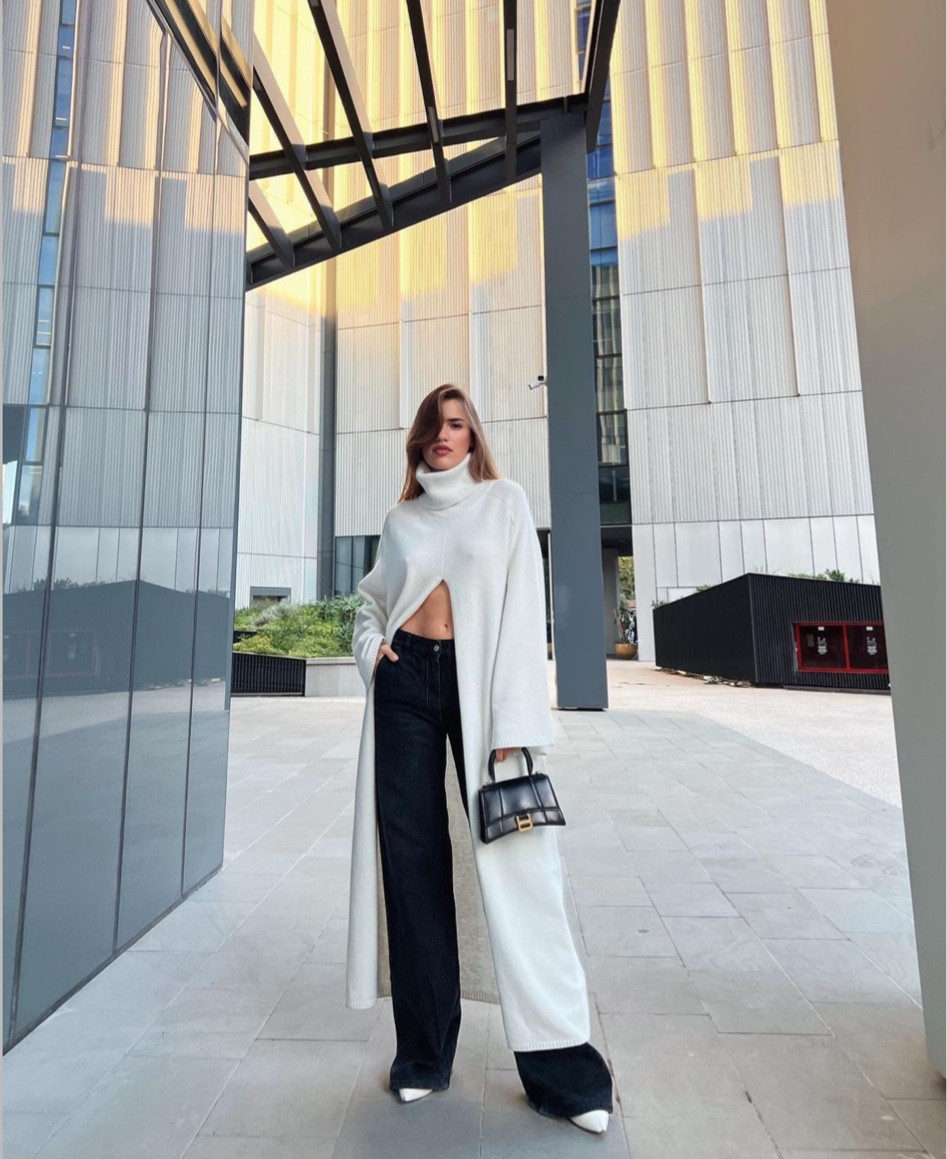 Ho skippato l'autunno ❄️

Il maglione che vi è piaciuto tanto é di Joseph fashion e lo presi uguale per la scorsa fashion week. 

outfit inspiration, autumn outfit, Balenciaga, Paris Texas, Borse di lusso, Milano, city outfit, Maison Margiela jeans, Italia. 

#LTKeurope #LTKSeasonal #LTKstyletip