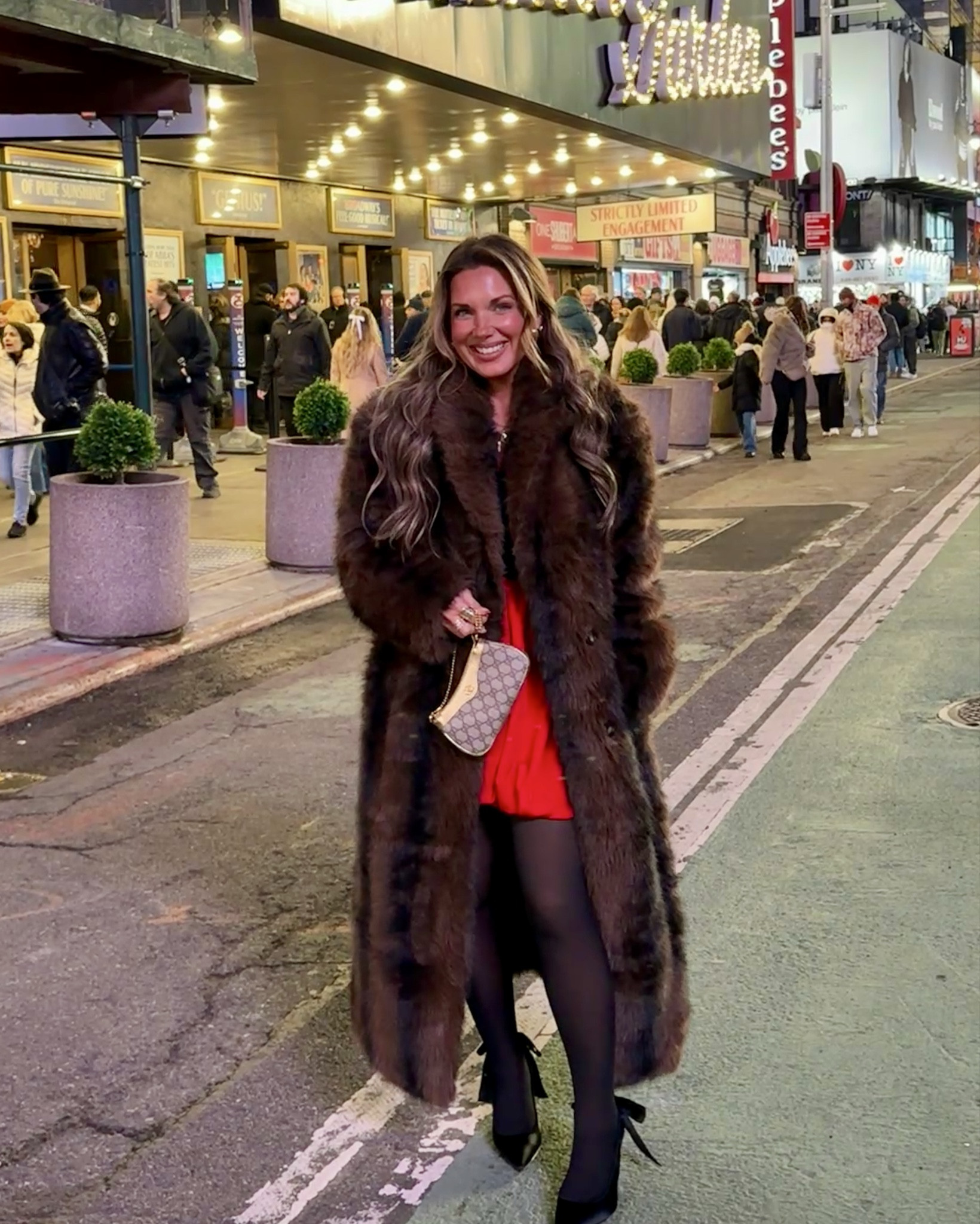 Broadway NYC outfit ❤️
Love this old navy bubble hem skirt paired with my fleece stockings and a classic bodysuit. Wearing size small in fur coat and skirt. 