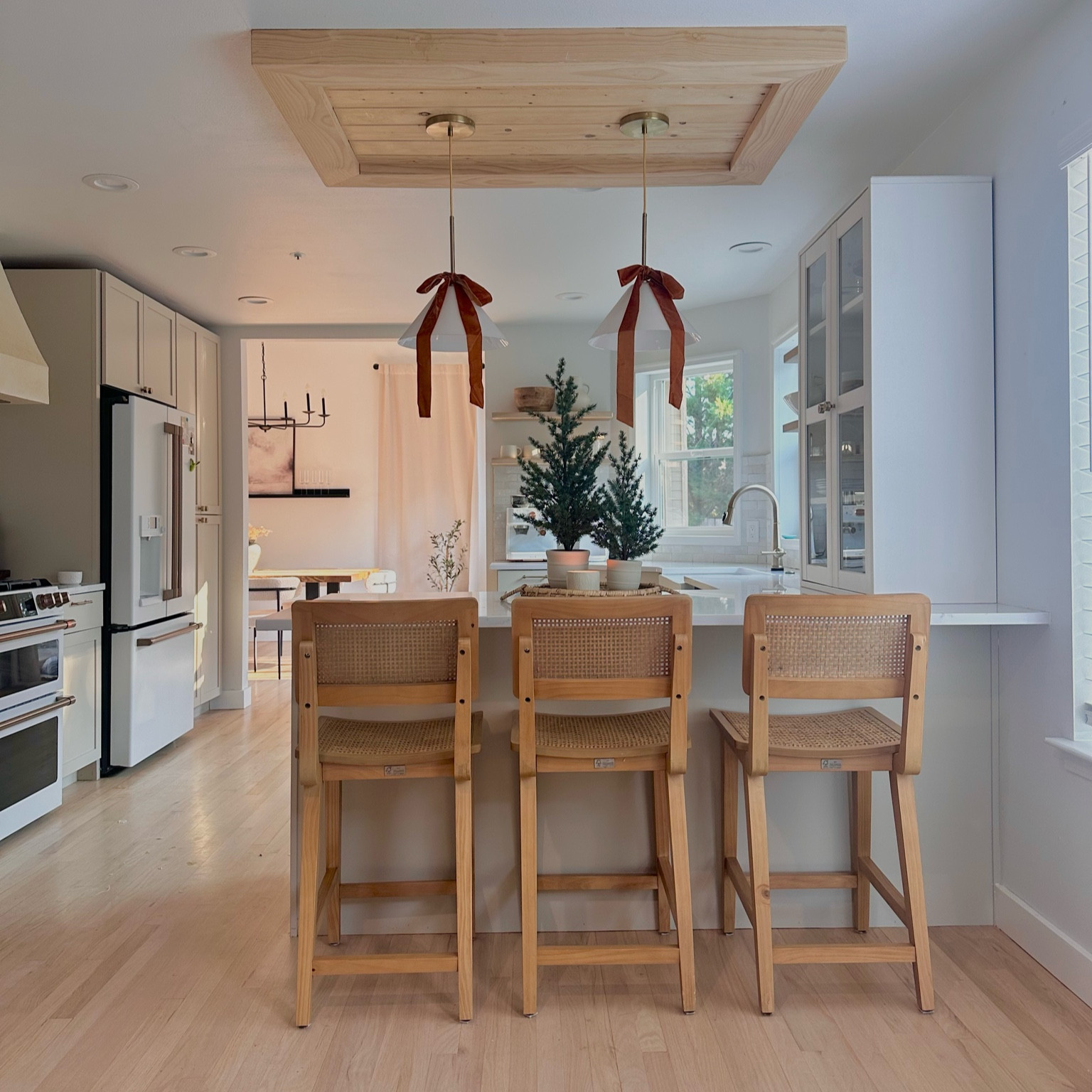 Adding a couple winter touches to my home! Christmas decor, Christmas inspo, neutral Kitchen , kitchen decor ideas 
