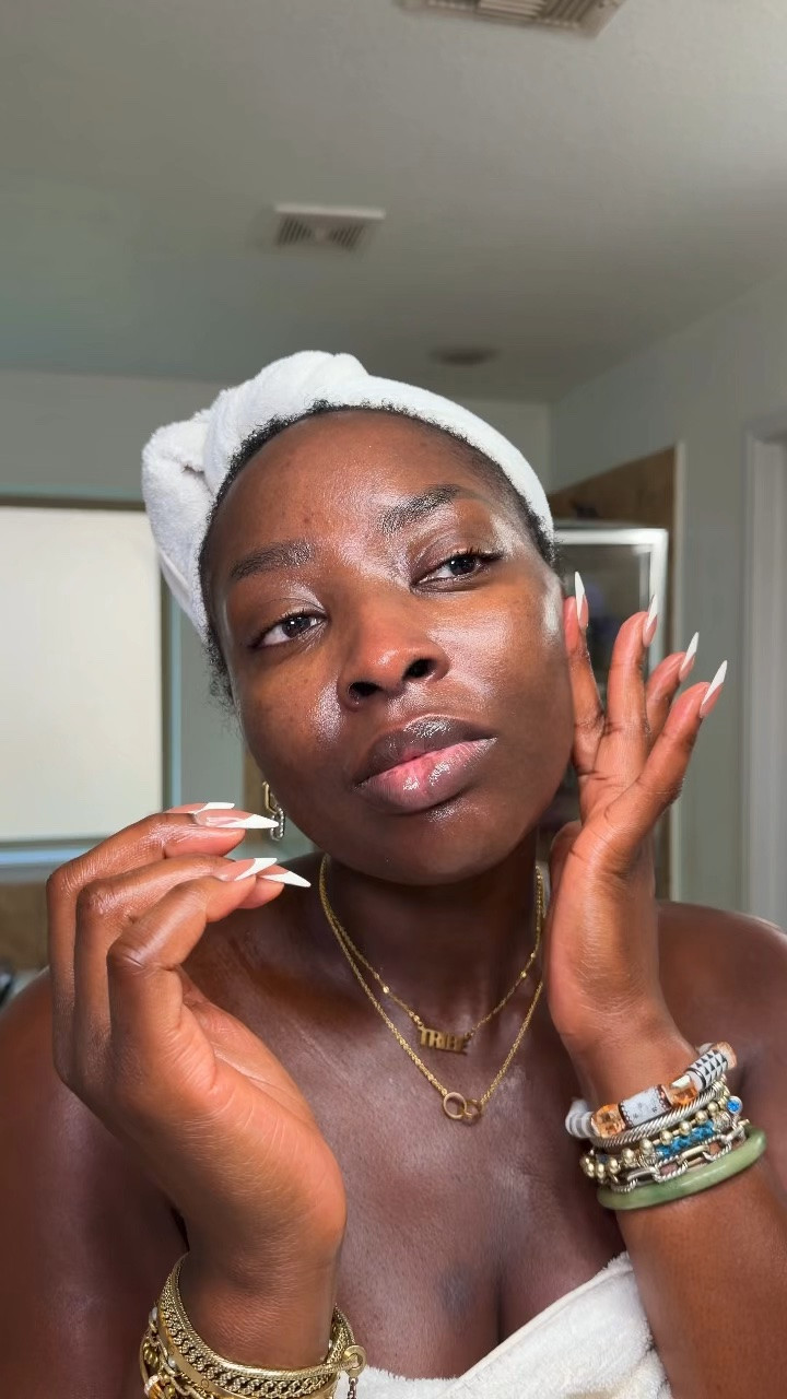 I got a compliment that my skin felt creamy and it felt good and of course it’s because I used Vaseline body oil gel on my wet skin straight out of the shower and then followed up with this intense moisture lotion from Sol de Janeiro.